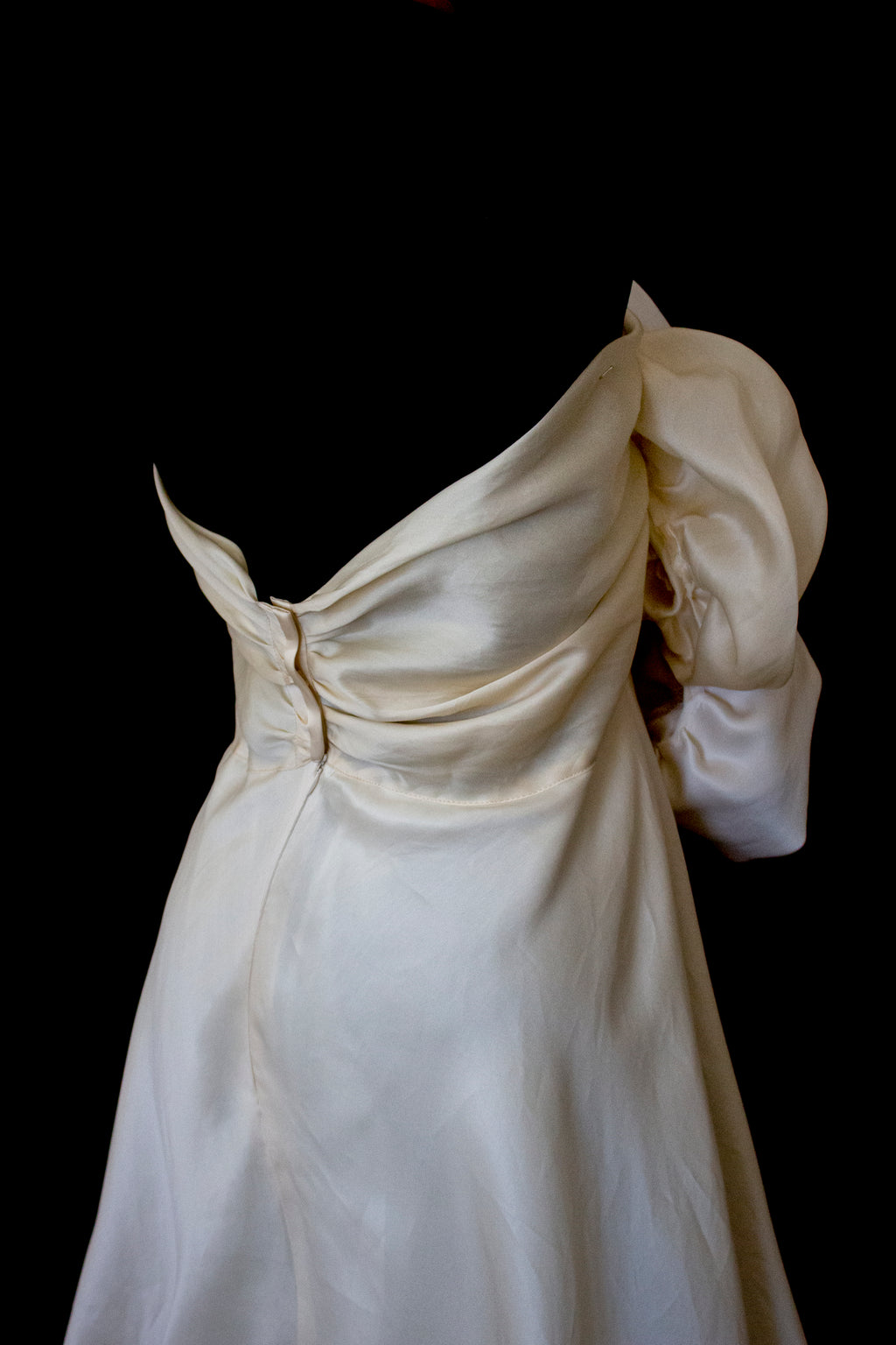318 - COUTURE SILK ORGANZA BRIDAL GOWN: HANDMADE 3D MAXI FLOWERS & VINTAGE FLORAL TRAIN - Vague atelier