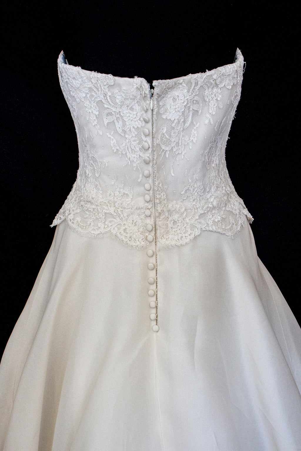 320 - LUXURY PURE SILK VINTAGE BRIDAL GOWN: A-LINE LACE DRESS WITH DETACHABLE RUFFLED CAPE