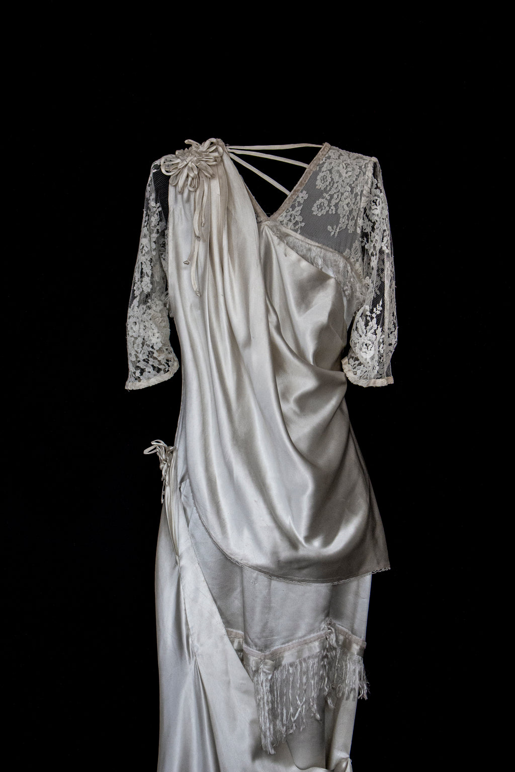 263 - MUSEUM QUALITY 1920S ANTIQUE BRIDAL GOWN: RESTORED ART DECO SILK SATIN & LACE DRESS WITH FRINGES - Vague atelier