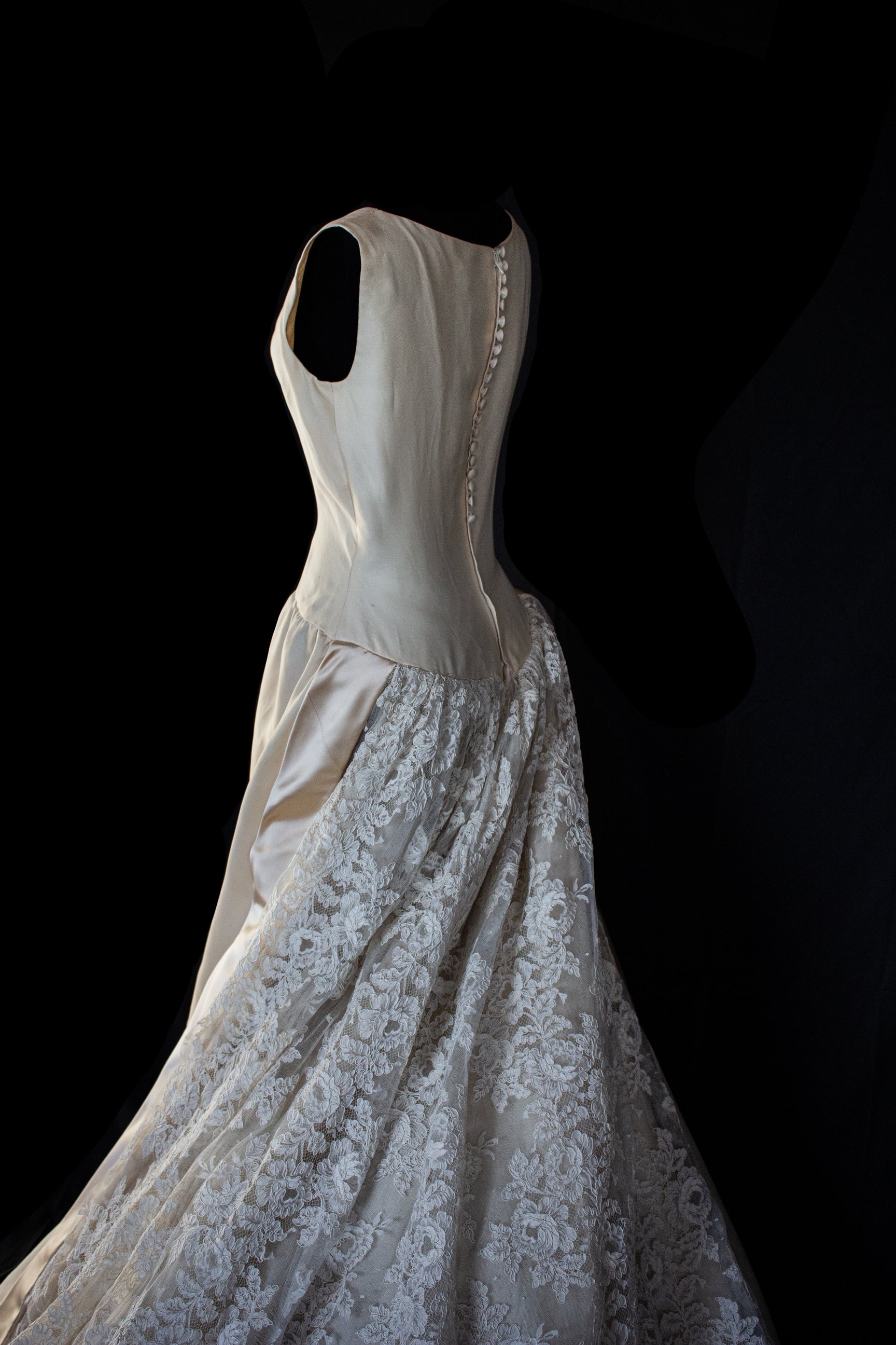 137 - VINTAGE LORENZO RIVA DESIGNER SIGNED WEDDING DRESS: PRECIOUS SILK & LACE TRAIN GOWN - 1950S 1960S ARCHIVAL COUTURE