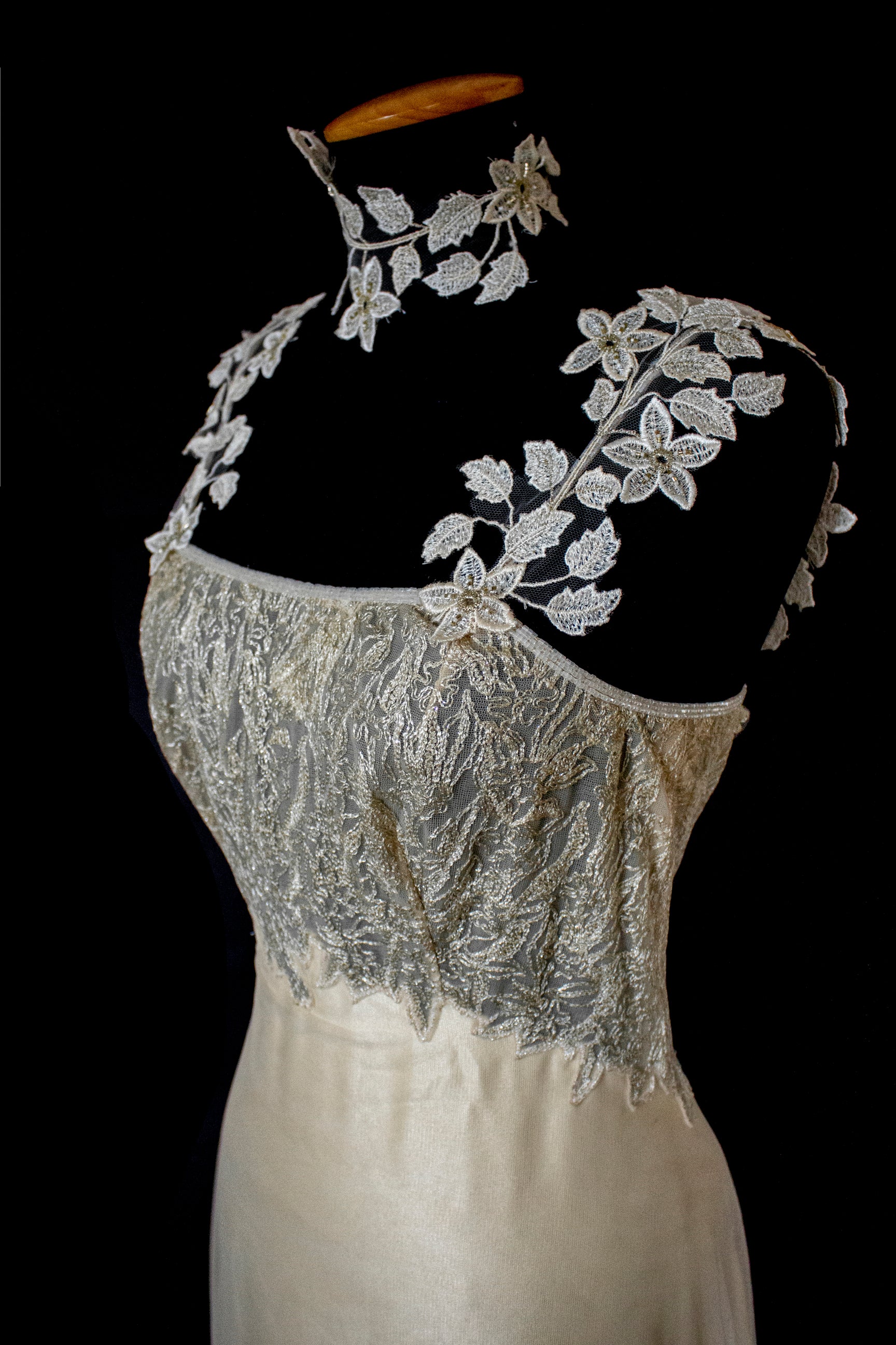 332 - GOLDEN SILK TULLE VINTAGE WEDDING DRESS: UNIQUE A-LINE SLIP GOWN WITH FLORAL DETAILS & TRAIN - Vague atelier