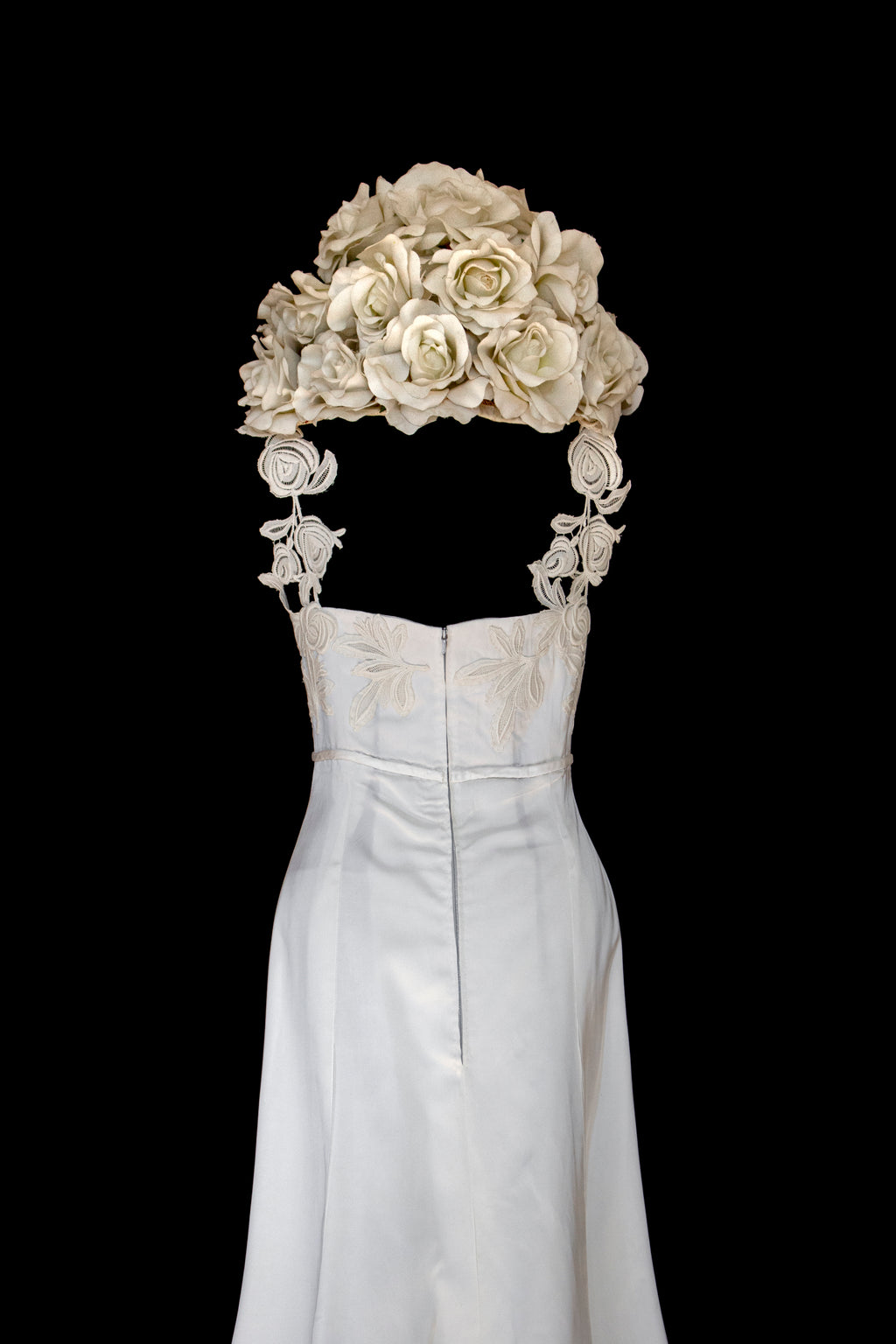 252 - ICONIC 1960S EMPIRE BRIDAL SET: ICE SATIN GOWN & STRAW BUCKET HAT WITH MAXI ROSES