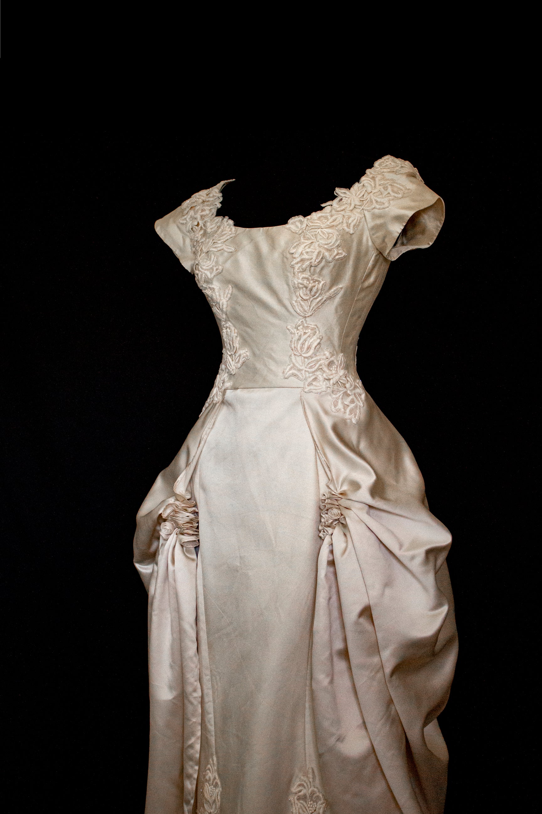 355 - VINTAGE 90s SILK COLUMN WEDDING DRESS: CREAM GOWN WITH GOLD SATIN DRAPED TRAIN & EMBROIDERED ROSES - Vague atelier