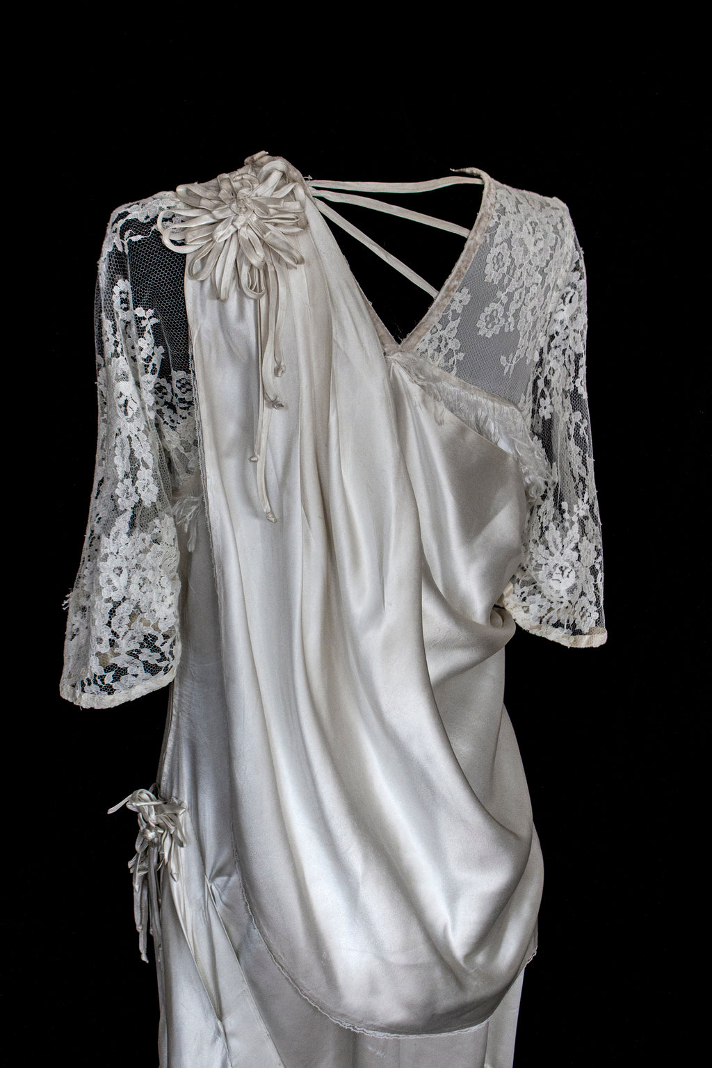263 - MUSEUM QUALITY 1920S ANTIQUE BRIDAL GOWN: RESTORED ART DECO SILK SATIN & LACE DRESS WITH FRINGES - Vague atelier