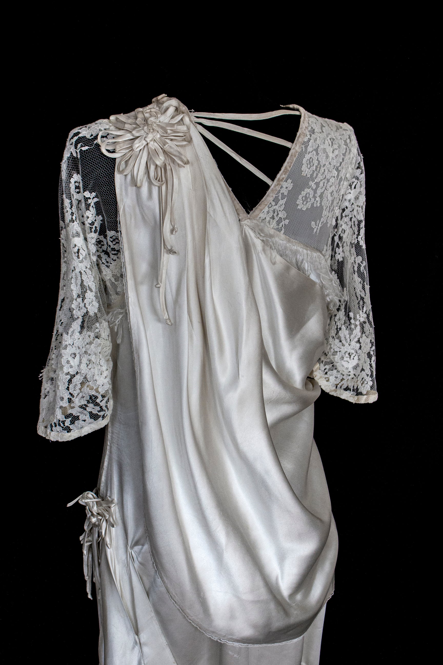263 - MUSEUM QUALITY 1920S ANTIQUE BRIDAL GOWN: RESTORED ART DECO SILK SATIN & LACE DRESS WITH FRINGES - Vague atelier