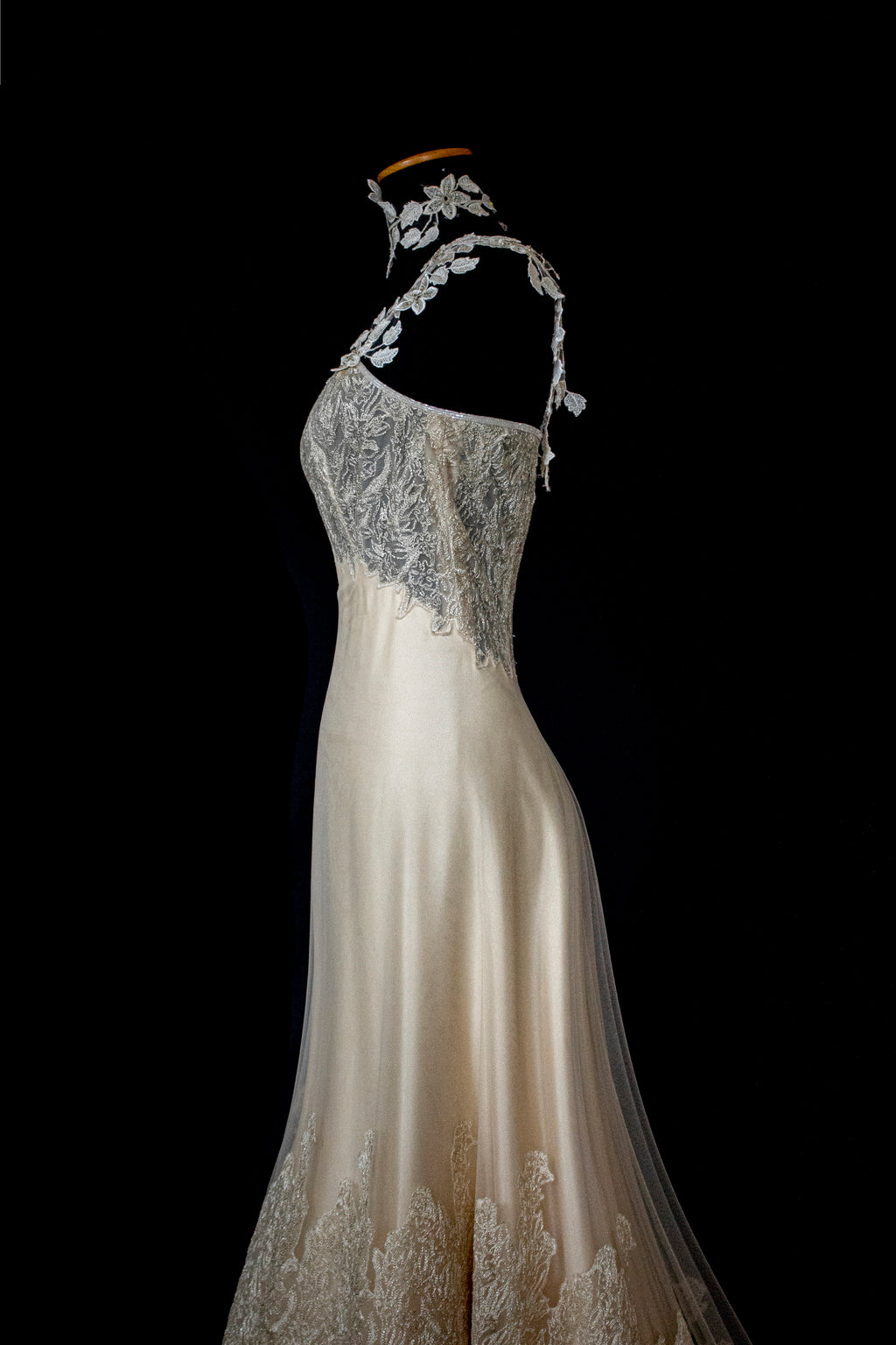 332 - GOLDEN SILK TULLE VINTAGE WEDDING DRESS: UNIQUE A-LINE SLIP GOWN WITH FLORAL DETAILS & TRAIN - Vague atelier