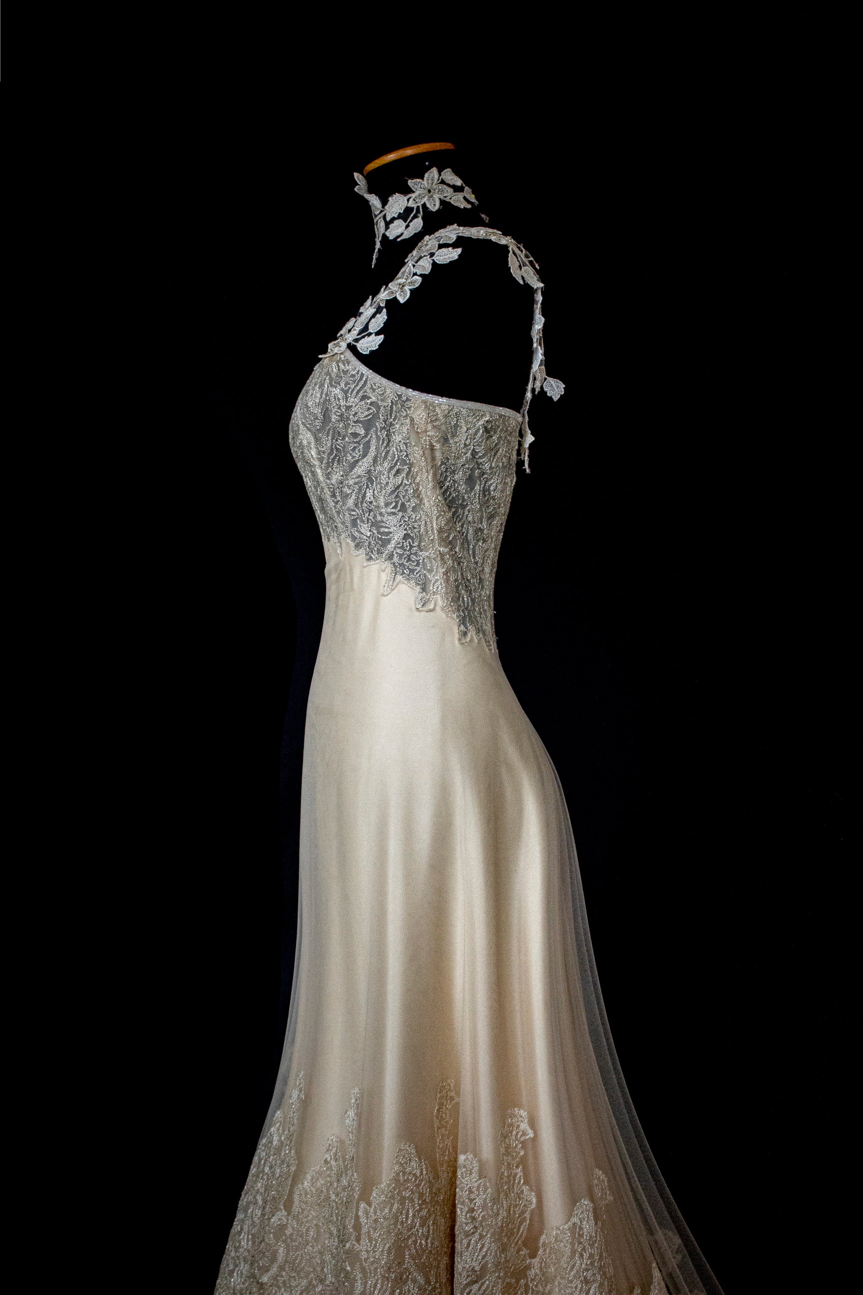 332 - GOLDEN SILK TULLE VINTAGE WEDDING DRESS: UNIQUE A-LINE SLIP GOWN WITH FLORAL DETAILS & TRAIN - Vague atelier