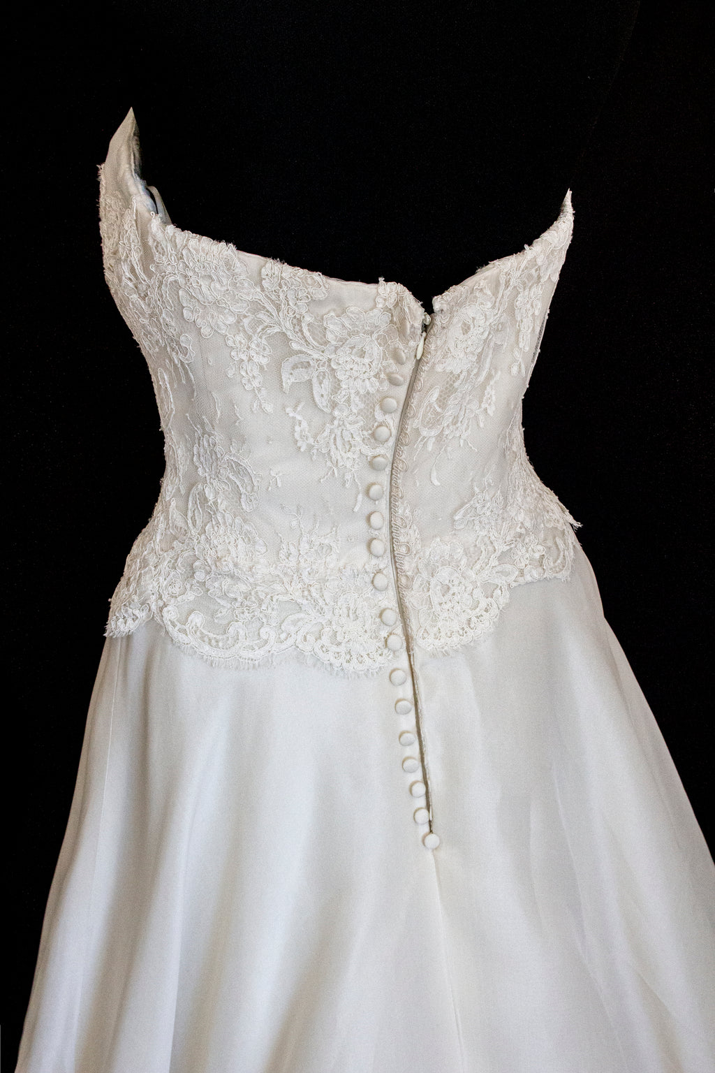 320 - LUXURY PURE SILK VINTAGE BRIDAL GOWN: A-LINE LACE DRESS WITH DETACHABLE RUFFLED CAPE