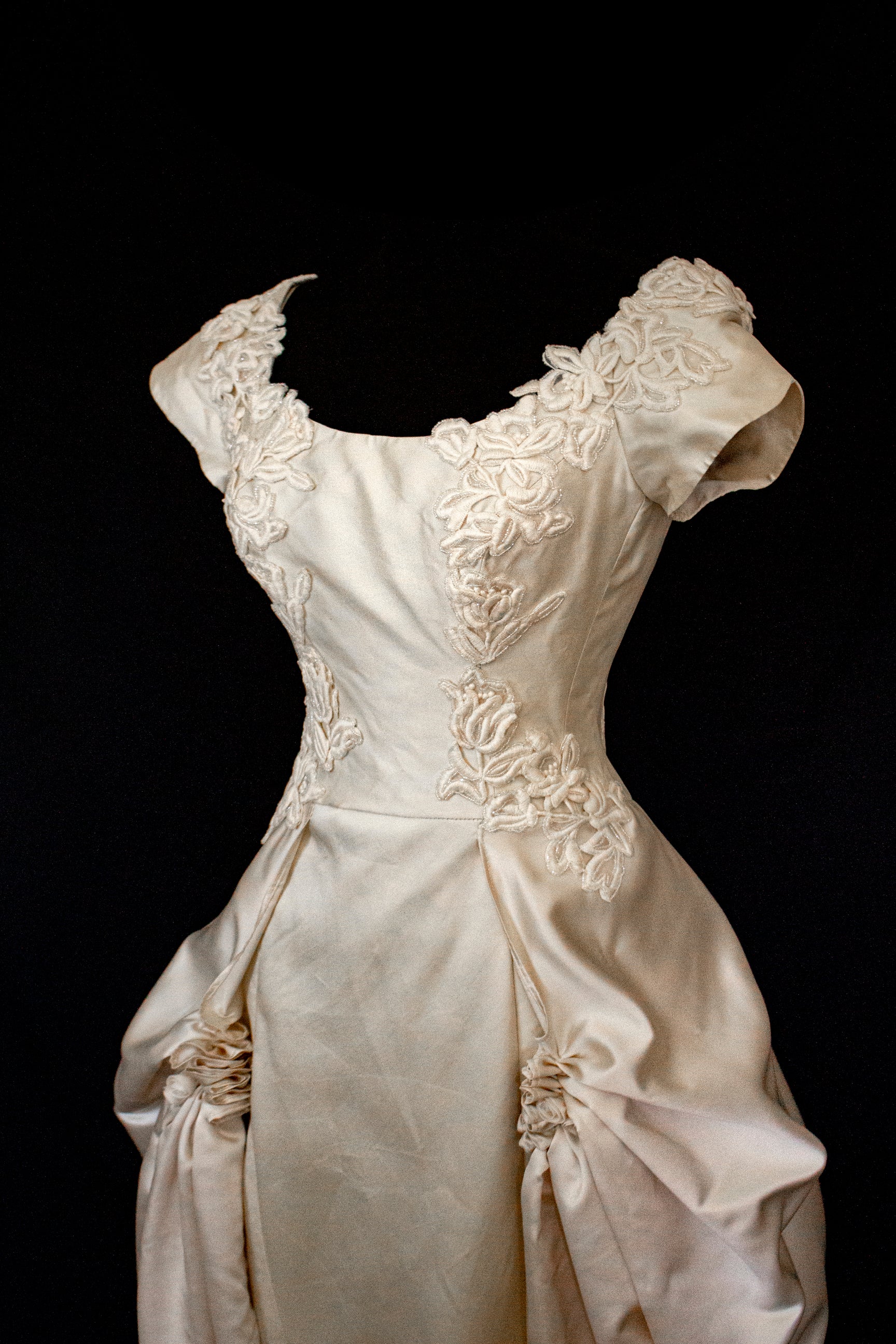 355 - VINTAGE 90s SILK COLUMN WEDDING DRESS: CREAM GOWN WITH GOLD SATIN DRAPED TRAIN & EMBROIDERED ROSES - Vague atelier