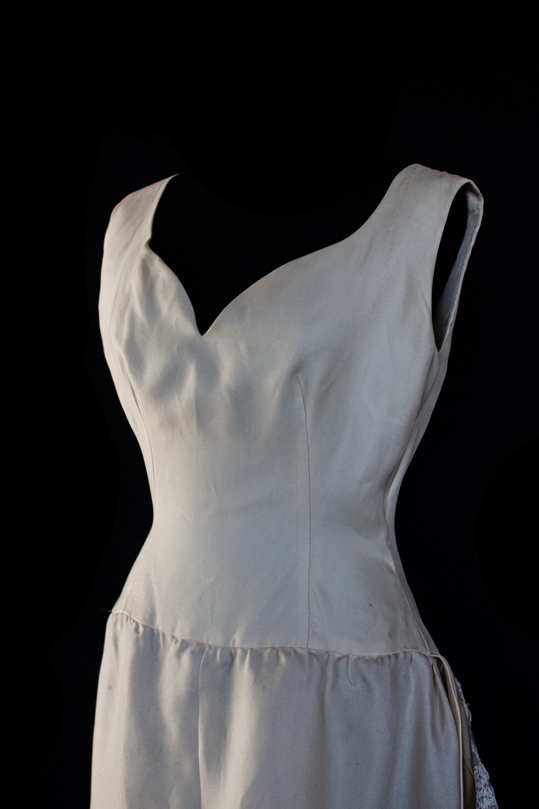 137 - VINTAGE LORENZO RIVA DESIGNER SIGNED WEDDING DRESS: PRECIOUS SILK & LACE TRAIN GOWN - 1950S 1960S ARCHIVAL COUTURE