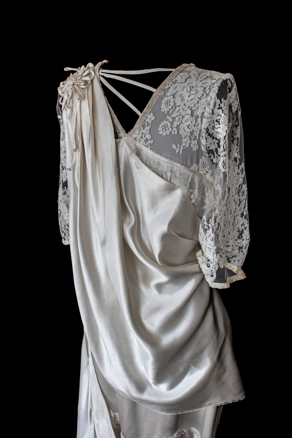 263 - MUSEUM QUALITY 1920S ANTIQUE BRIDAL GOWN: RESTORED ART DECO SILK SATIN & LACE DRESS WITH FRINGES - Vague atelier