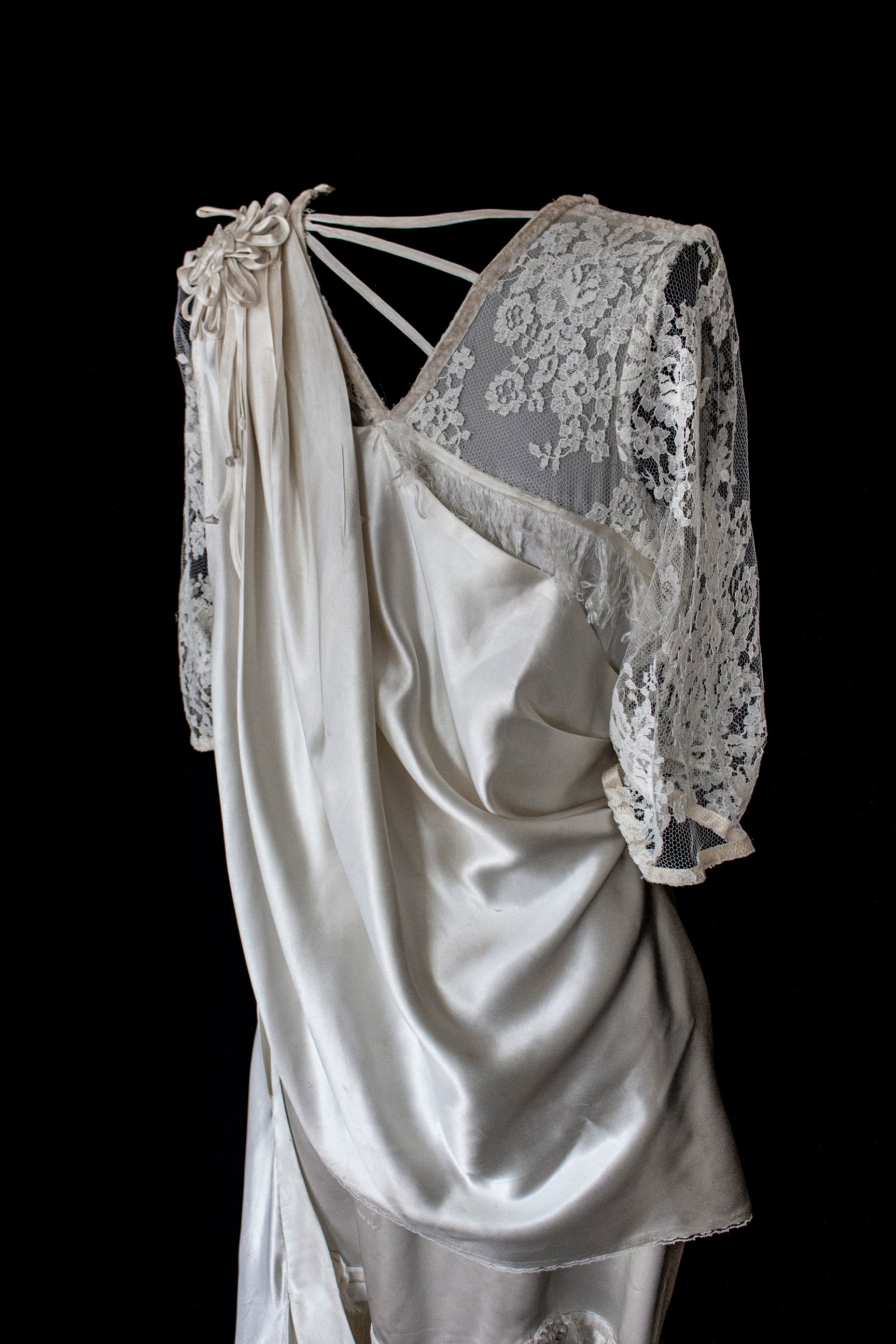 263 - MUSEUM QUALITY 1920S ANTIQUE BRIDAL GOWN: RESTORED ART DECO SILK SATIN & LACE DRESS WITH FRINGES - Vague atelier