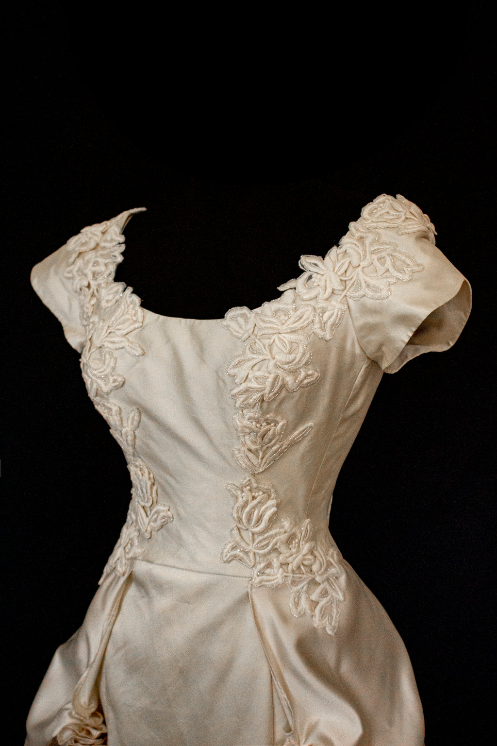 355 - VINTAGE 90s SILK COLUMN WEDDING DRESS: CREAM GOWN WITH GOLD SATIN DRAPED TRAIN & EMBROIDERED ROSES - Vague atelier