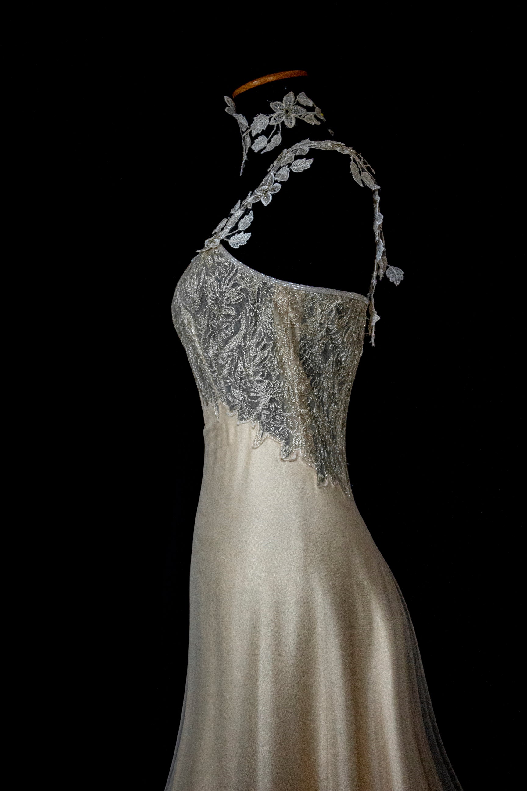 332 - GOLDEN SILK TULLE VINTAGE WEDDING DRESS: UNIQUE A-LINE SLIP GOWN WITH FLORAL DETAILS & TRAIN - Vague atelier