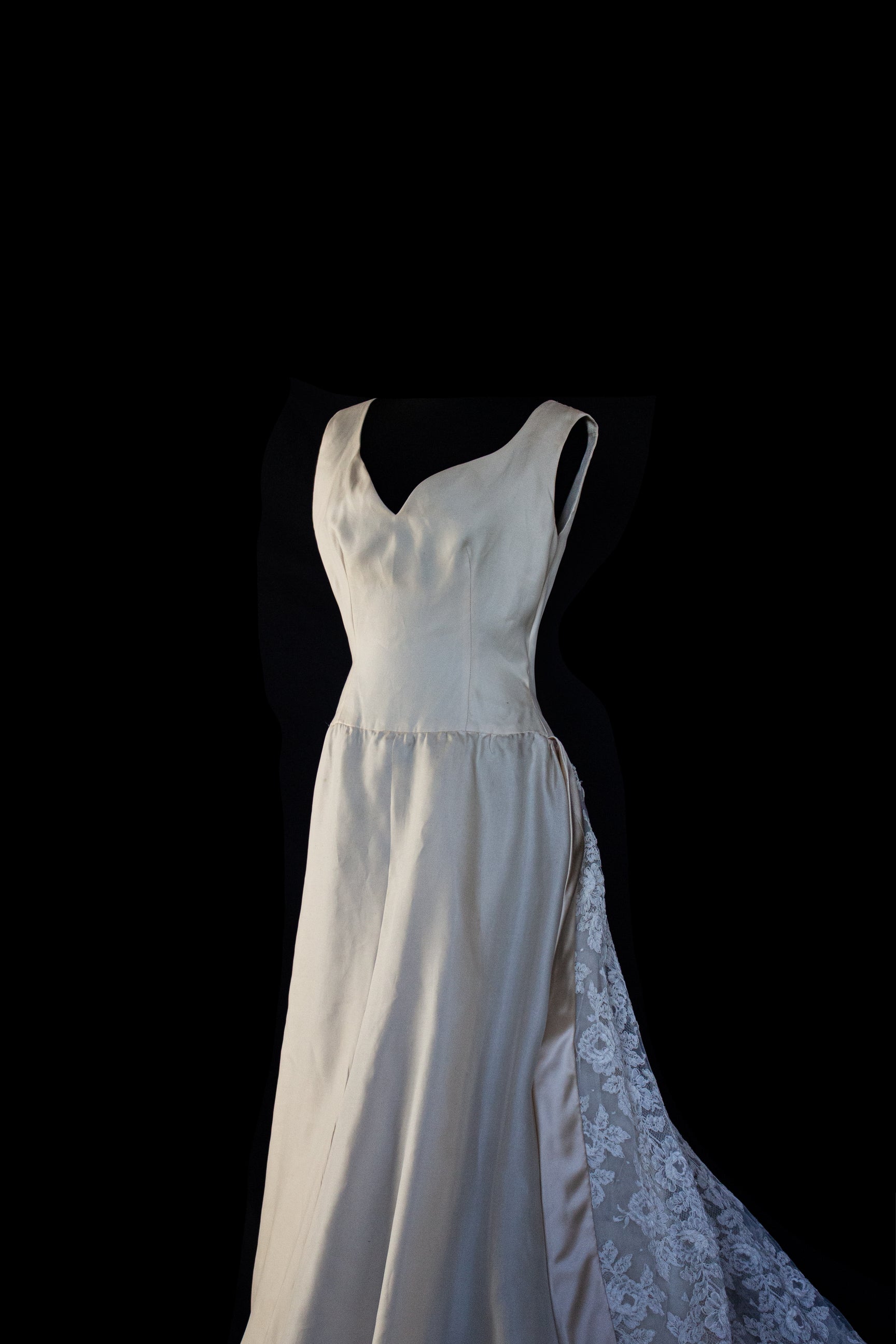 137 - VINTAGE LORENZO RIVA DESIGNER SIGNED WEDDING DRESS: PRECIOUS SILK & LACE TRAIN GOWN - 1950S 1960S ARCHIVAL COUTURE