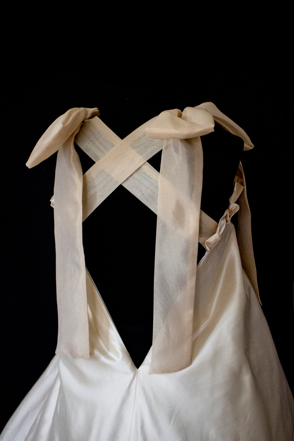 354 - UNIQUE SILK TAFFETA TRAPEZE WEDDING DRESS: CREAM & CARAMEL GOWN WITH MAXI ORGANZA BOWS, OPEN BACK & RUFFLES - Vague atelier