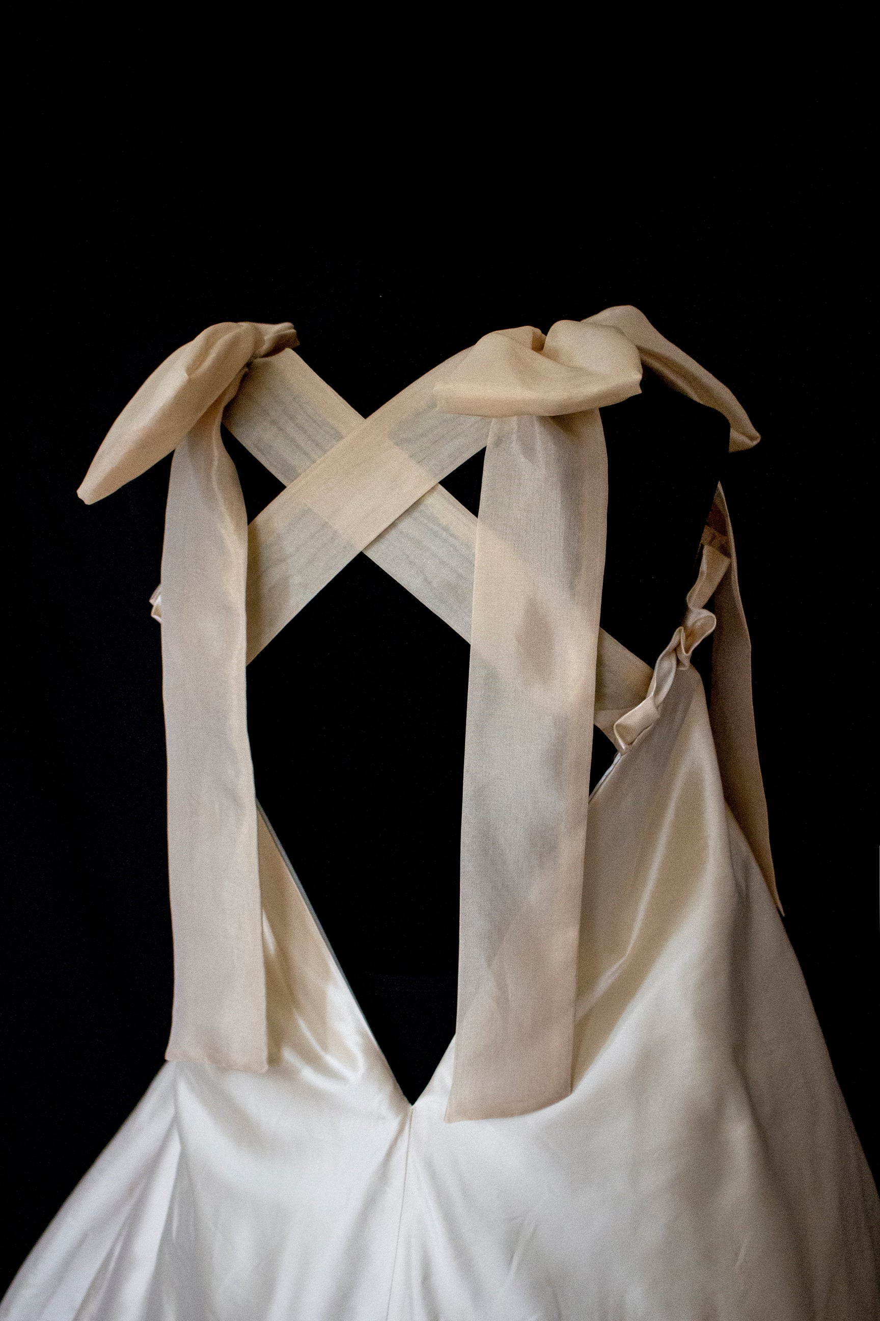 354 - UNIQUE SILK TAFFETA TRAPEZE WEDDING DRESS: CREAM & CARAMEL GOWN WITH MAXI ORGANZA BOWS, OPEN BACK & RUFFLES - Vague atelier