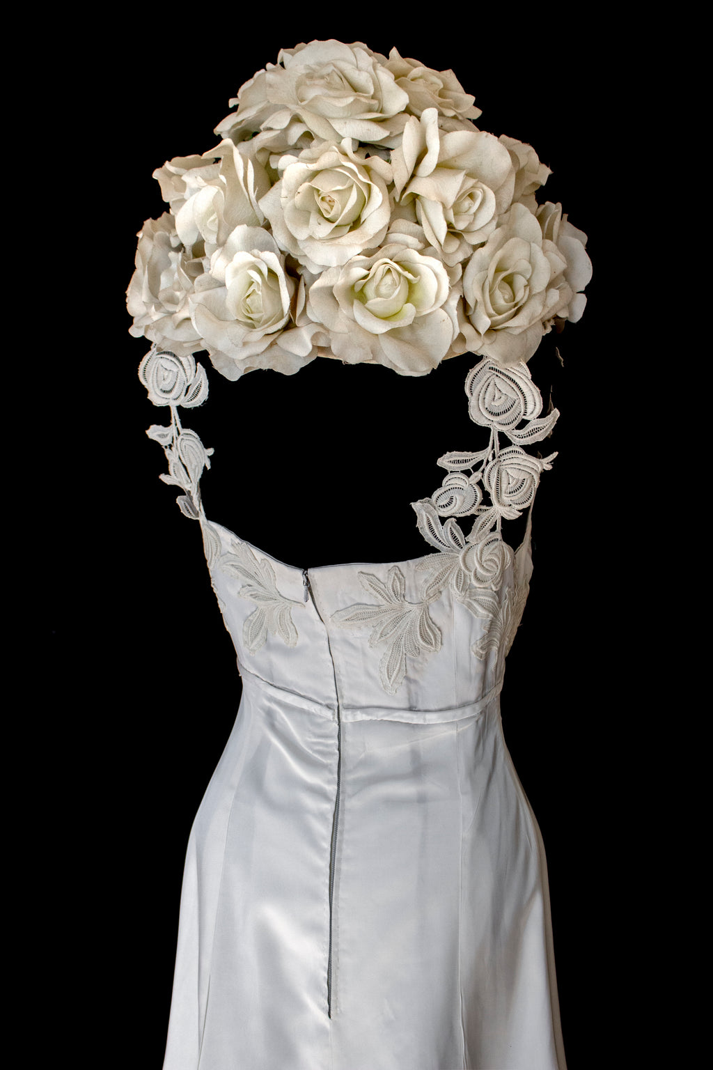 252 - ICONIC 1960S EMPIRE BRIDAL SET: ICE SATIN GOWN & STRAW BUCKET HAT WITH MAXI ROSES