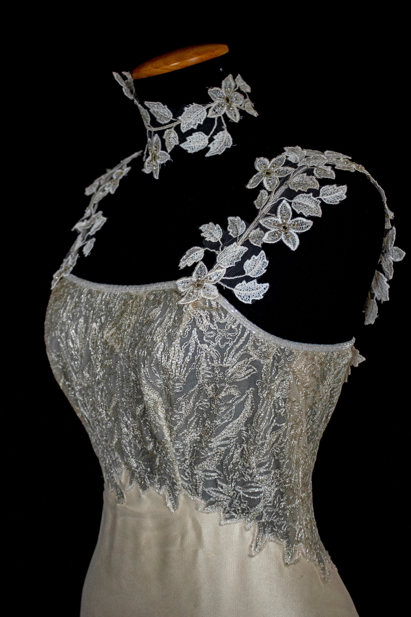 332 - GOLDEN SILK TULLE VINTAGE WEDDING DRESS: UNIQUE A-LINE SLIP GOWN WITH FLORAL DETAILS & TRAIN - Vague atelier