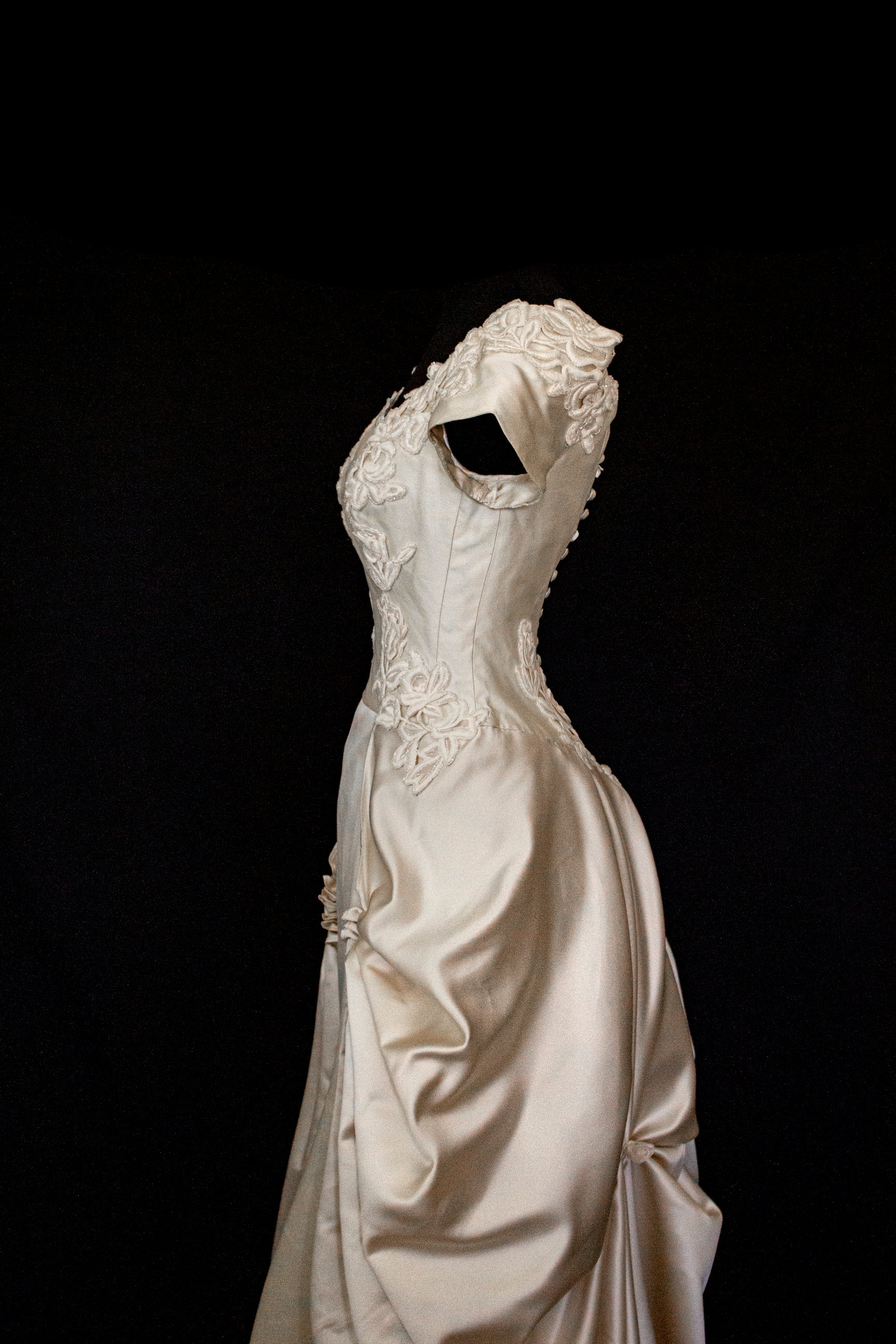 355 - VINTAGE 90s SILK COLUMN WEDDING DRESS: CREAM GOWN WITH GOLD SATIN DRAPED TRAIN & EMBROIDERED ROSES - Vague atelier