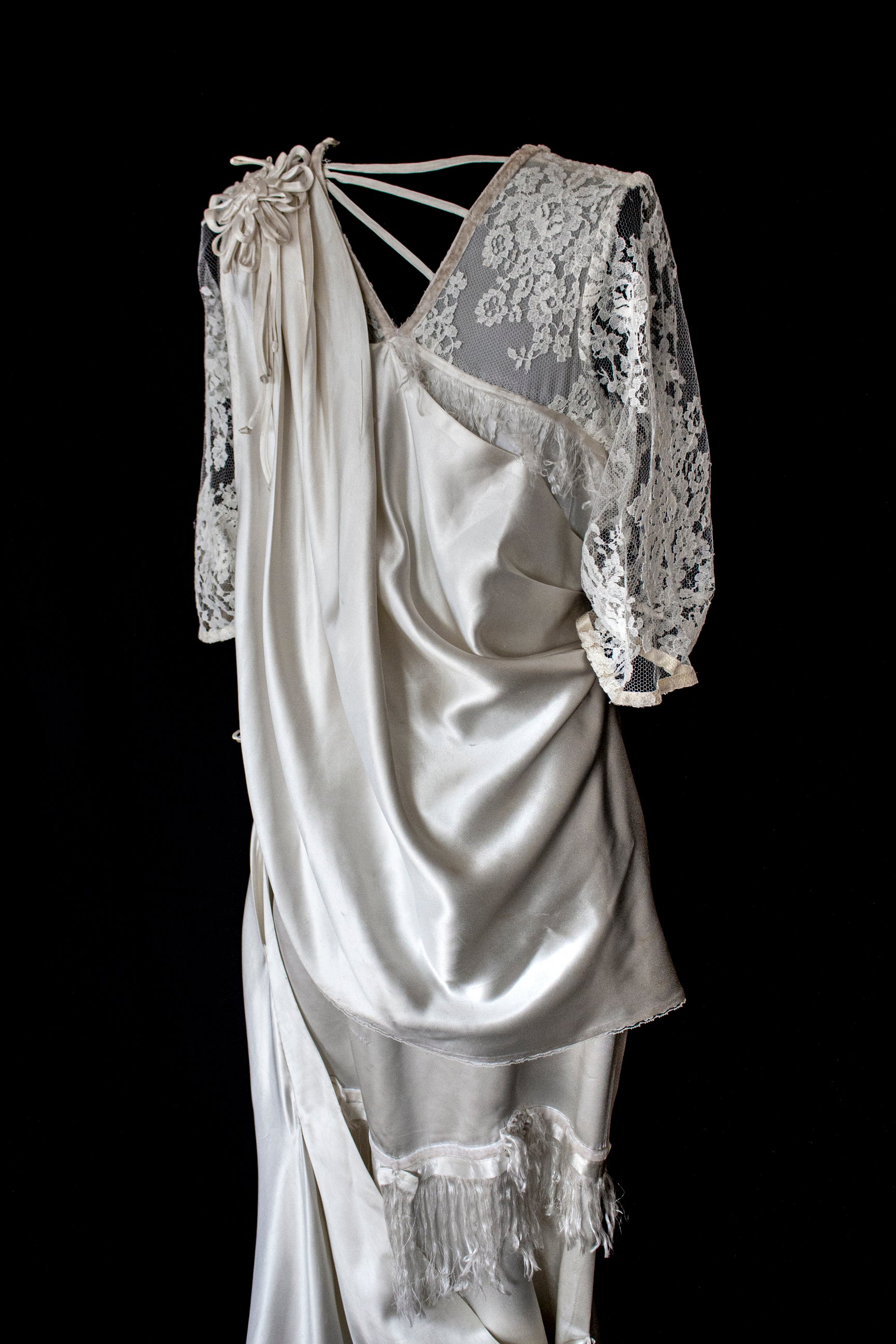 263 - MUSEUM QUALITY 1920S ANTIQUE BRIDAL GOWN: RESTORED ART DECO SILK SATIN & LACE DRESS WITH FRINGES - Vague atelier