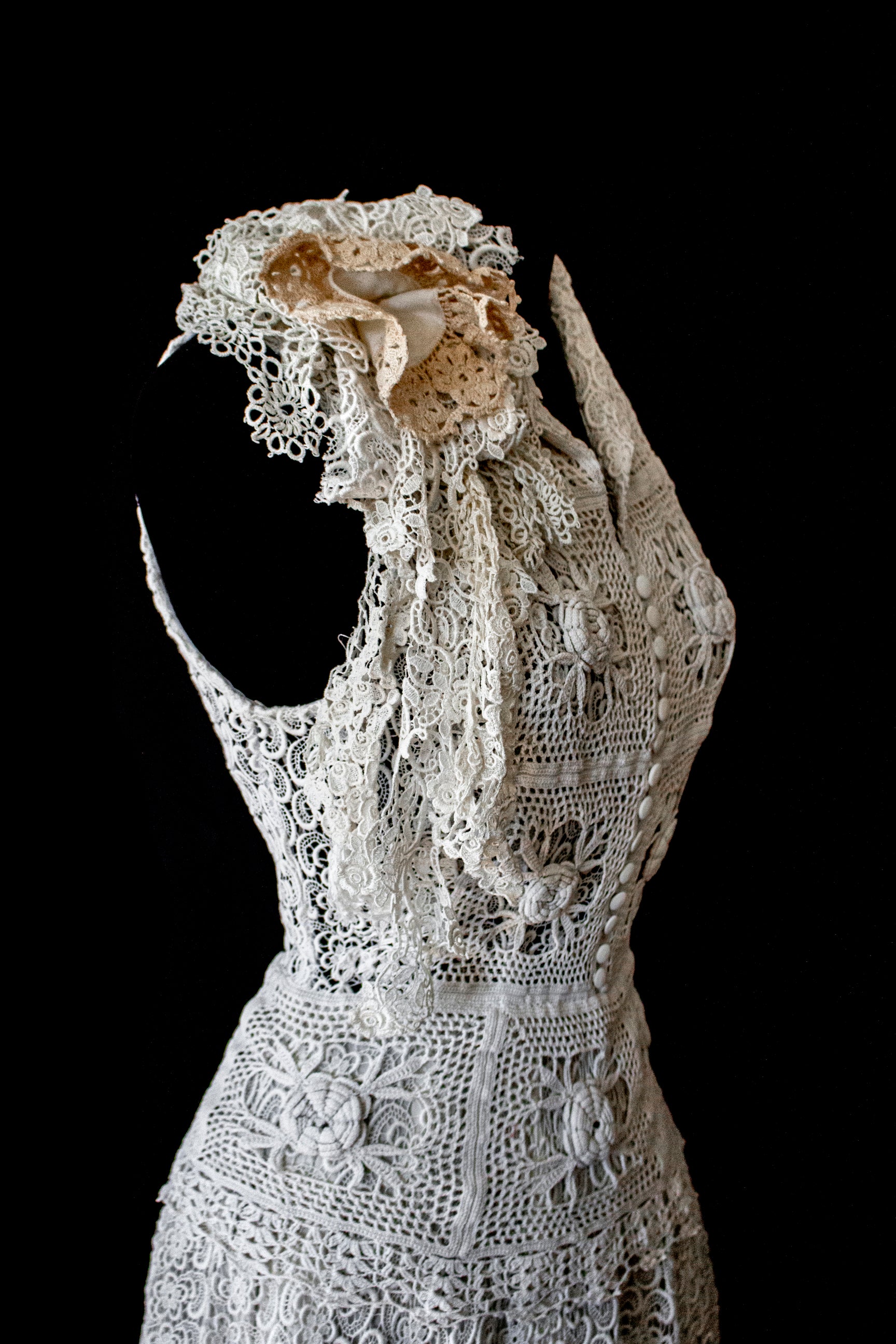 351 - ORIGINAL 1950S VINTAGE MACRAME LACE WEDDING DRESS: ECRU TEA LENGTH GOWN WITH CROCHET FLORAL INLAYS, BOHO CHIC RUSTIC BRIDAL STYLE - Vague atelier