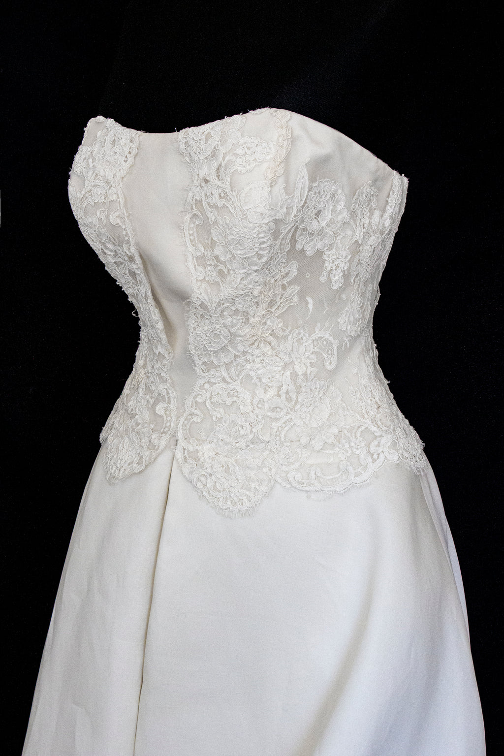 320 - LUXURY PURE SILK VINTAGE BRIDAL GOWN: A-LINE LACE DRESS WITH DETACHABLE RUFFLED CAPE