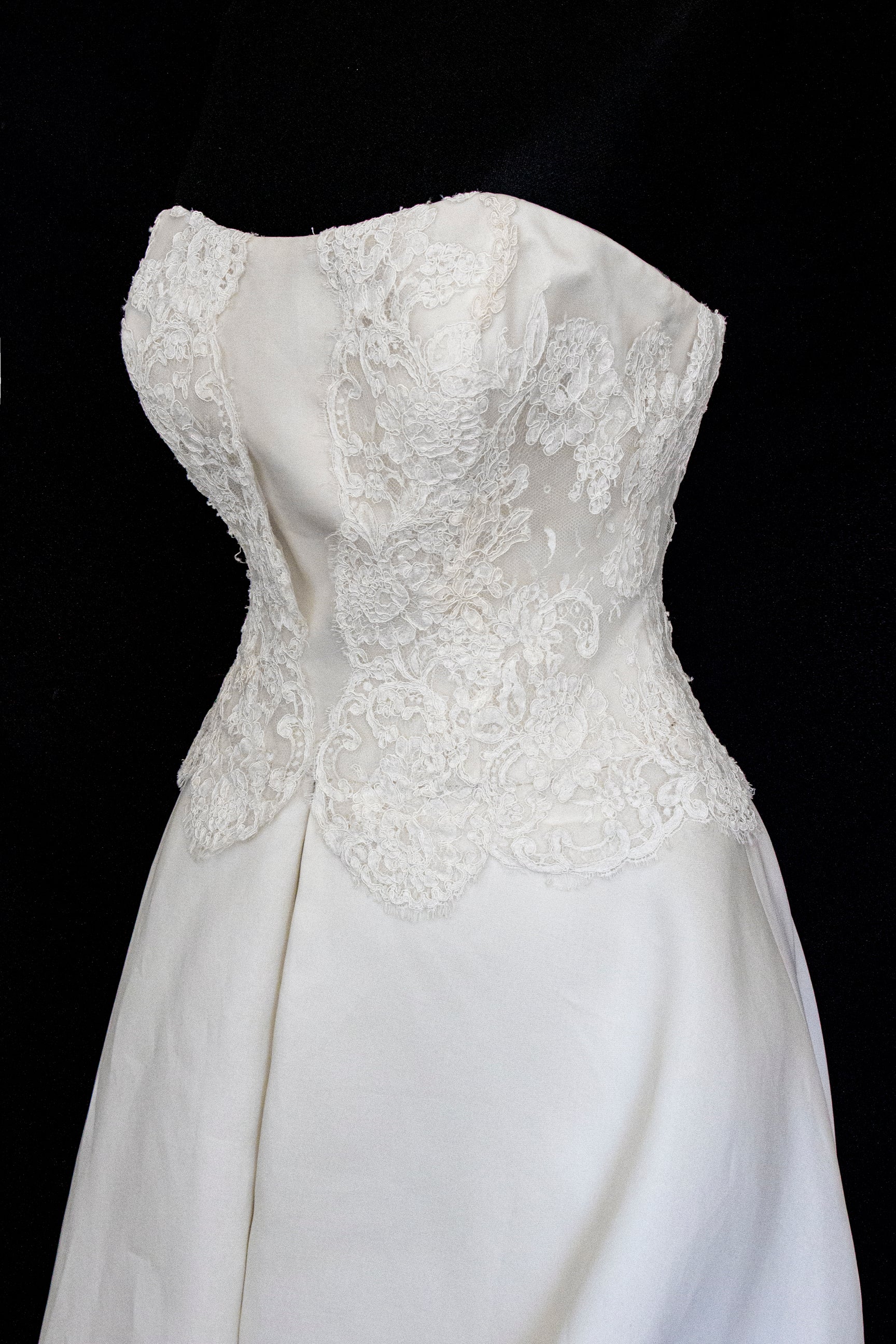 320 - LUXURY PURE SILK VINTAGE BRIDAL GOWN: A-LINE LACE DRESS WITH DETACHABLE RUFFLED CAPE