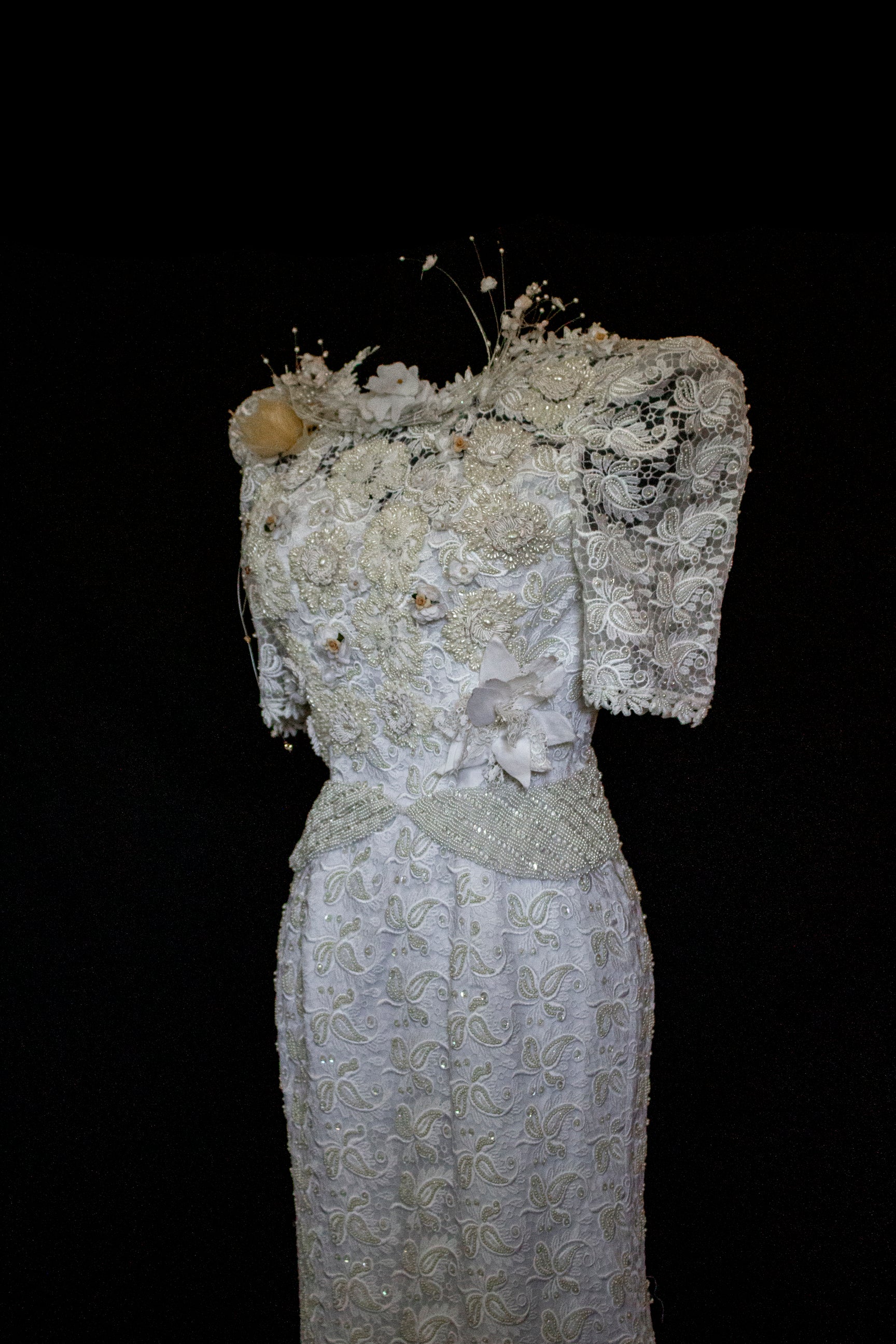 359 - VINTAGE 80s BEADED LACE SHEATH DRESS: WHITE & GOLD WEDDING GOWN WITH 3D FLORAL DETAILS