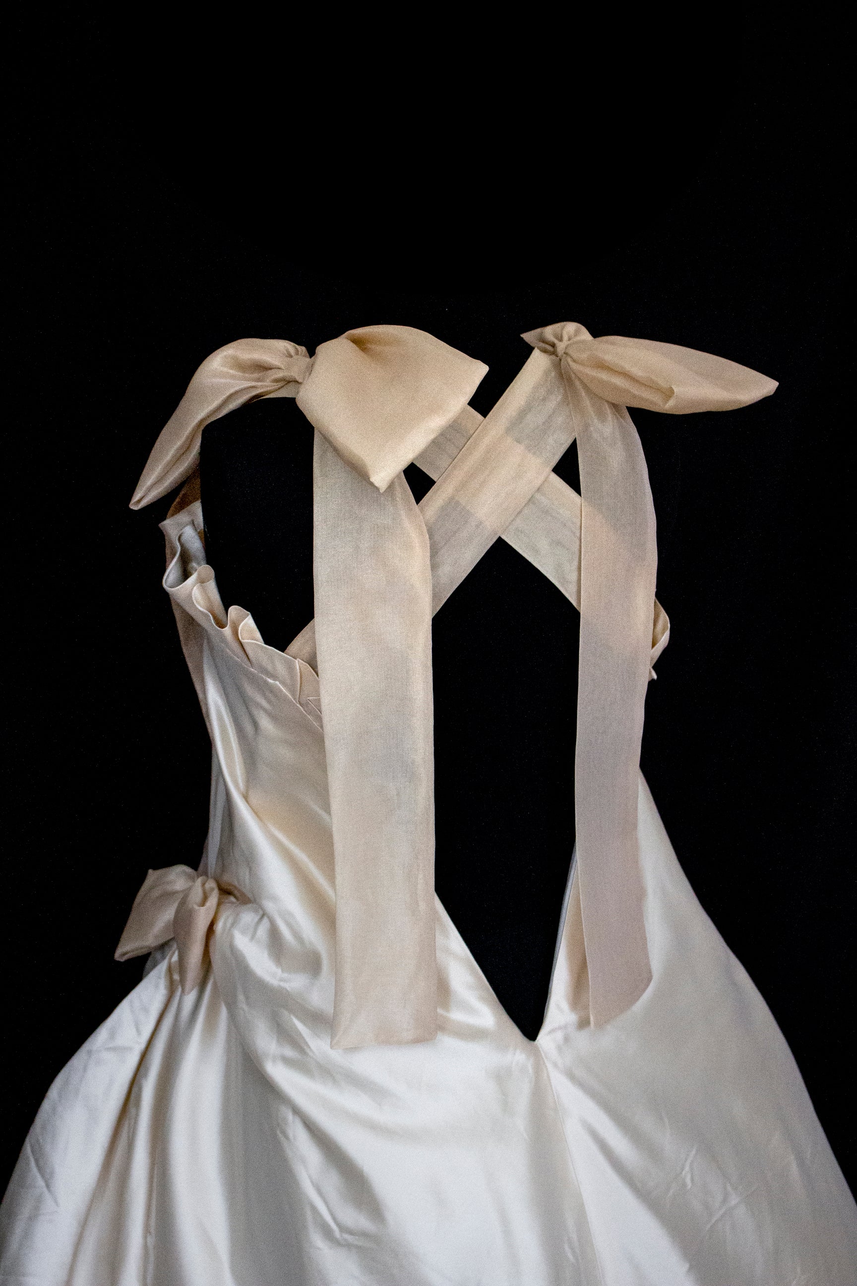 354 - UNIQUE SILK TAFFETA TRAPEZE WEDDING DRESS: CREAM & CARAMEL GOWN WITH MAXI ORGANZA BOWS, OPEN BACK & RUFFLES - Vague atelier