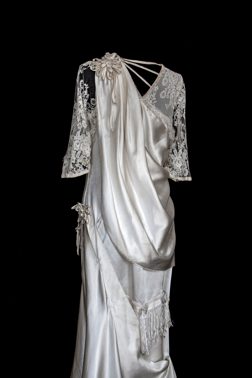 263 - MUSEUM QUALITY 1920S ANTIQUE BRIDAL GOWN: RESTORED ART DECO SILK SATIN & LACE DRESS WITH FRINGES - Vague atelier