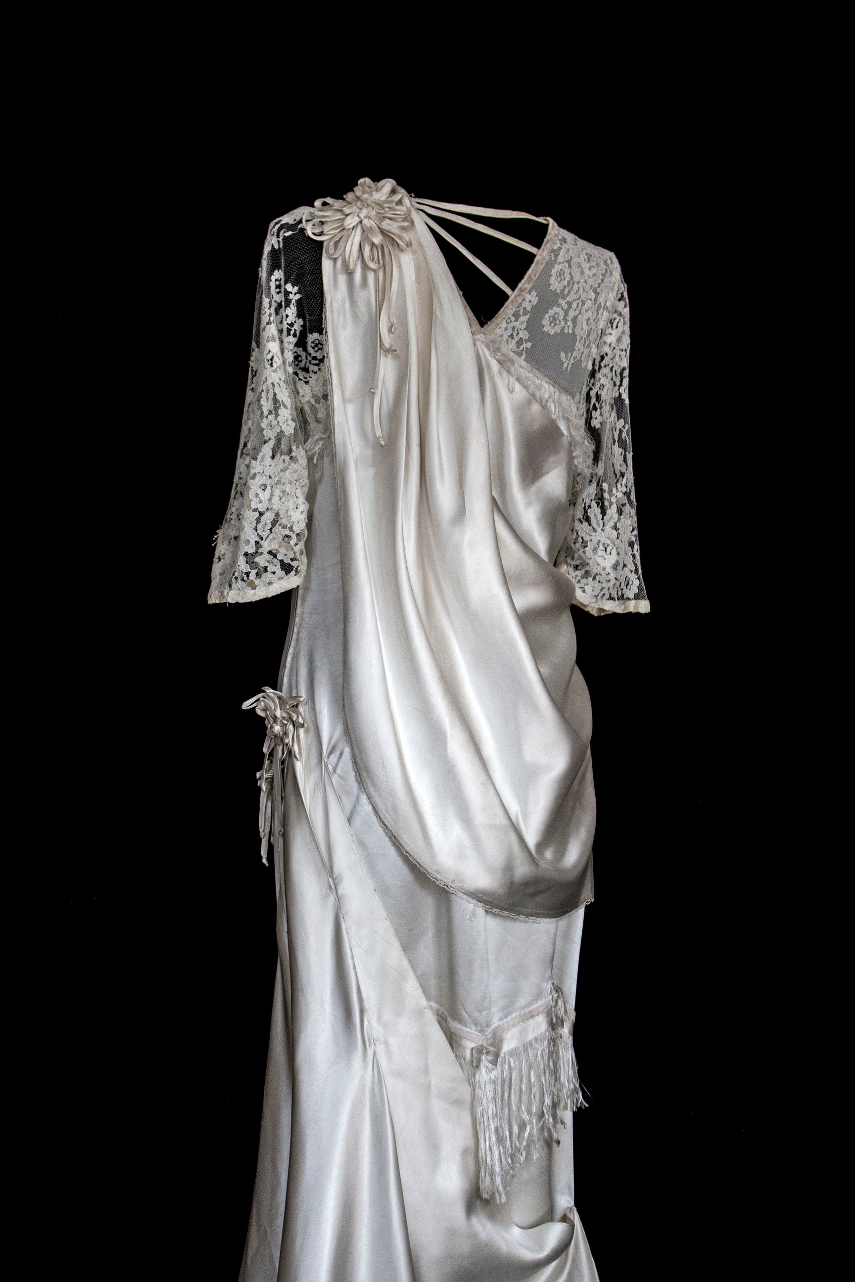 263 - MUSEUM QUALITY 1920S ANTIQUE BRIDAL GOWN: RESTORED ART DECO SILK SATIN & LACE DRESS WITH FRINGES - Vague atelier