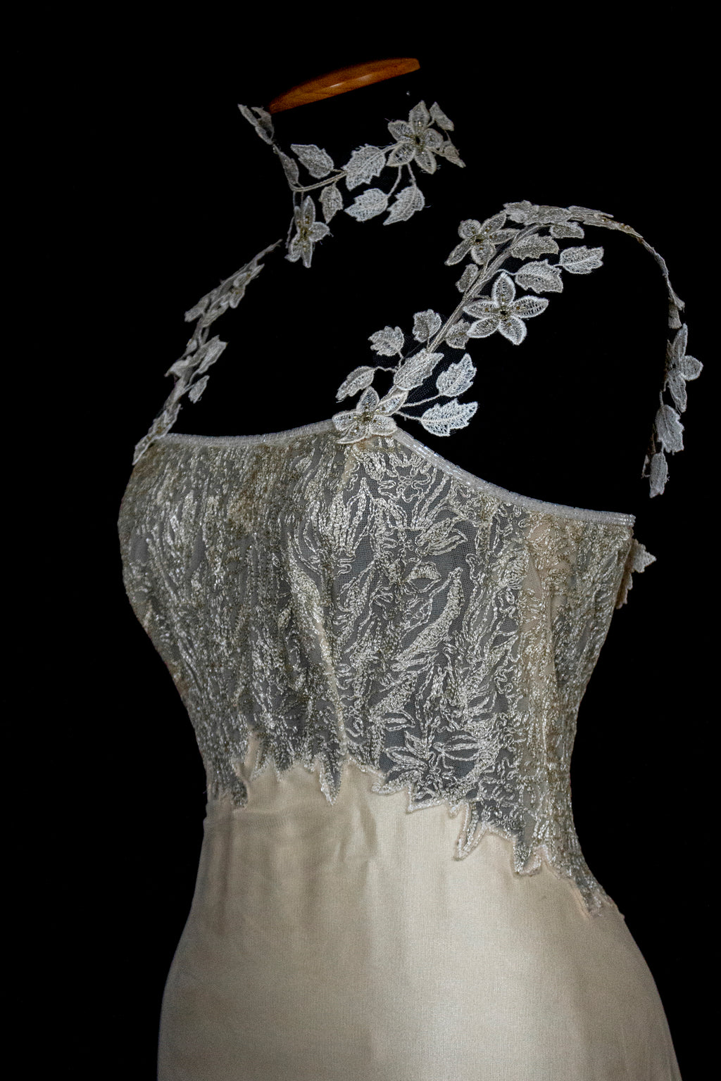 332 - GOLDEN SILK TULLE VINTAGE WEDDING DRESS: UNIQUE A-LINE SLIP GOWN WITH FLORAL DETAILS & TRAIN - Vague atelier