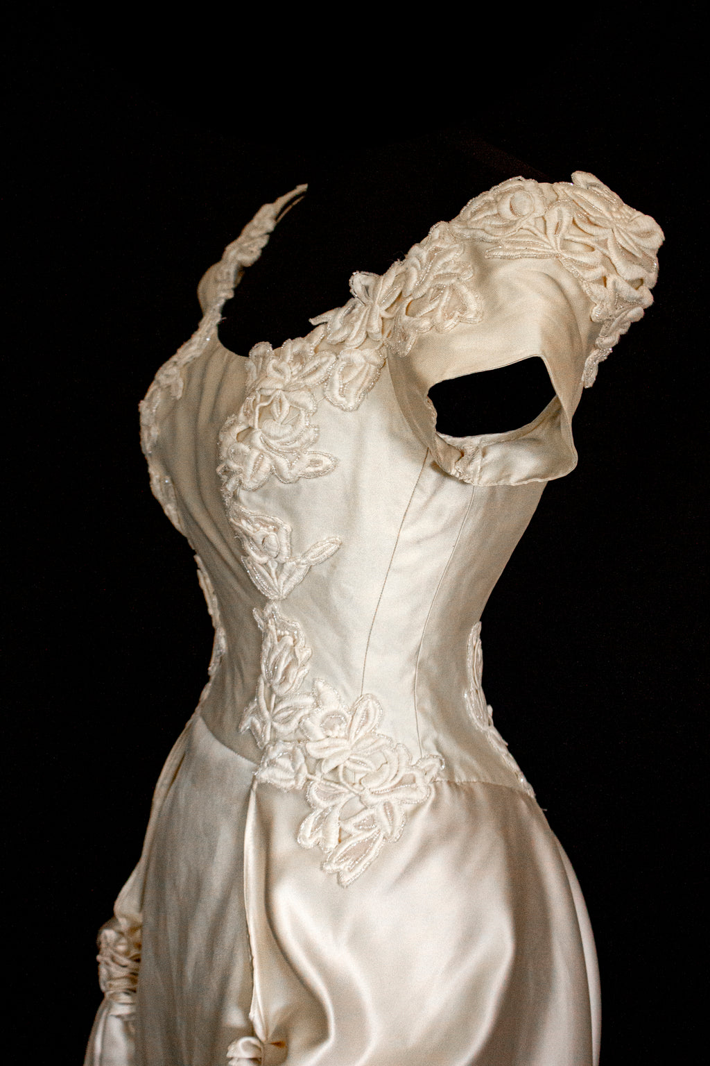 355 - VINTAGE 90s SILK COLUMN WEDDING DRESS: CREAM GOWN WITH GOLD SATIN DRAPED TRAIN & EMBROIDERED ROSES - Vague atelier