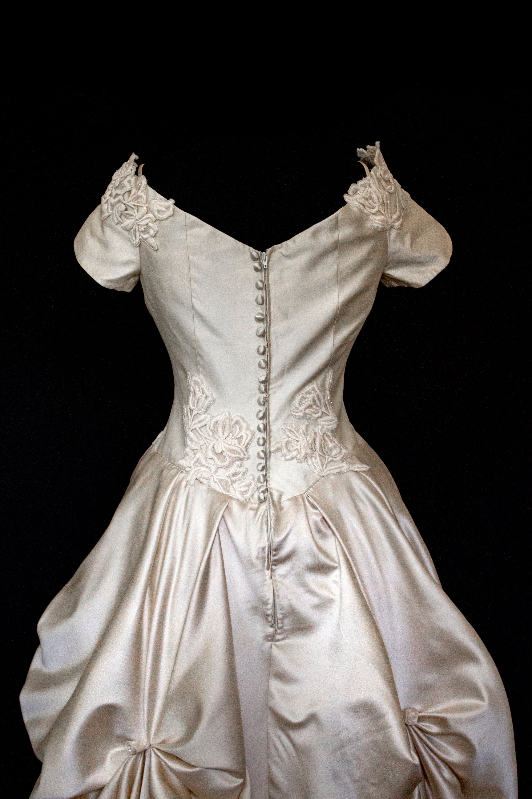 355 - VINTAGE 90s SILK COLUMN WEDDING DRESS: CREAM GOWN WITH GOLD SATIN DRAPED TRAIN & EMBROIDERED ROSES - Vague atelier
