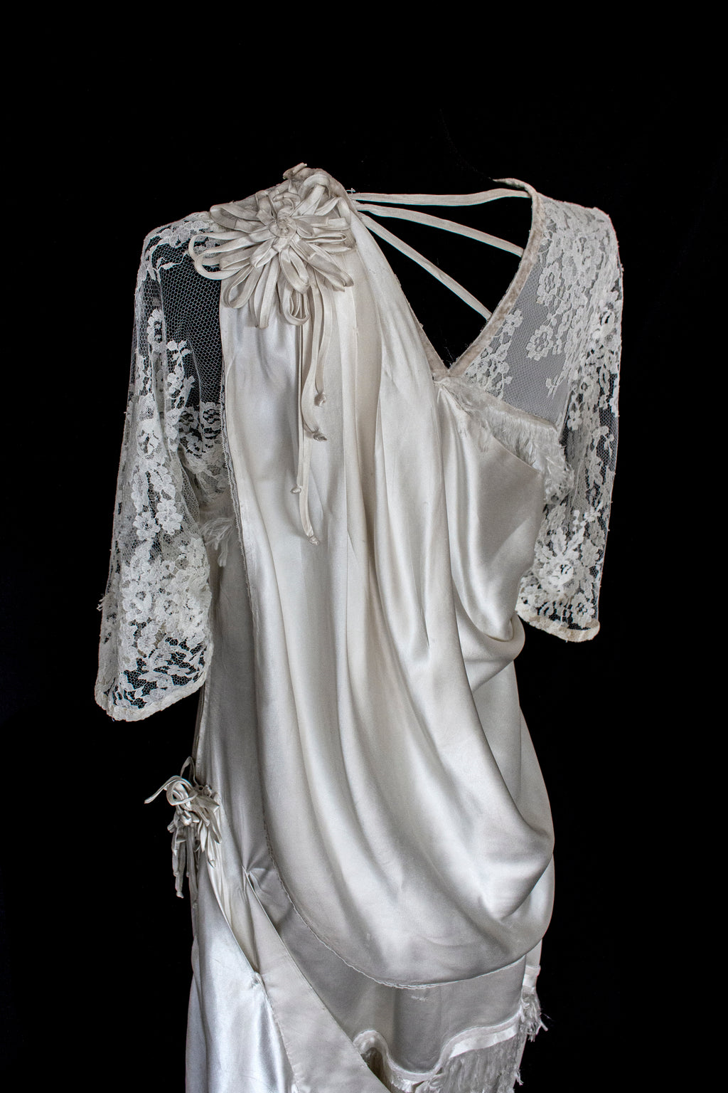 263 - MUSEUM QUALITY 1920S ANTIQUE BRIDAL GOWN: RESTORED ART DECO SILK SATIN & LACE DRESS WITH FRINGES - Vague atelier