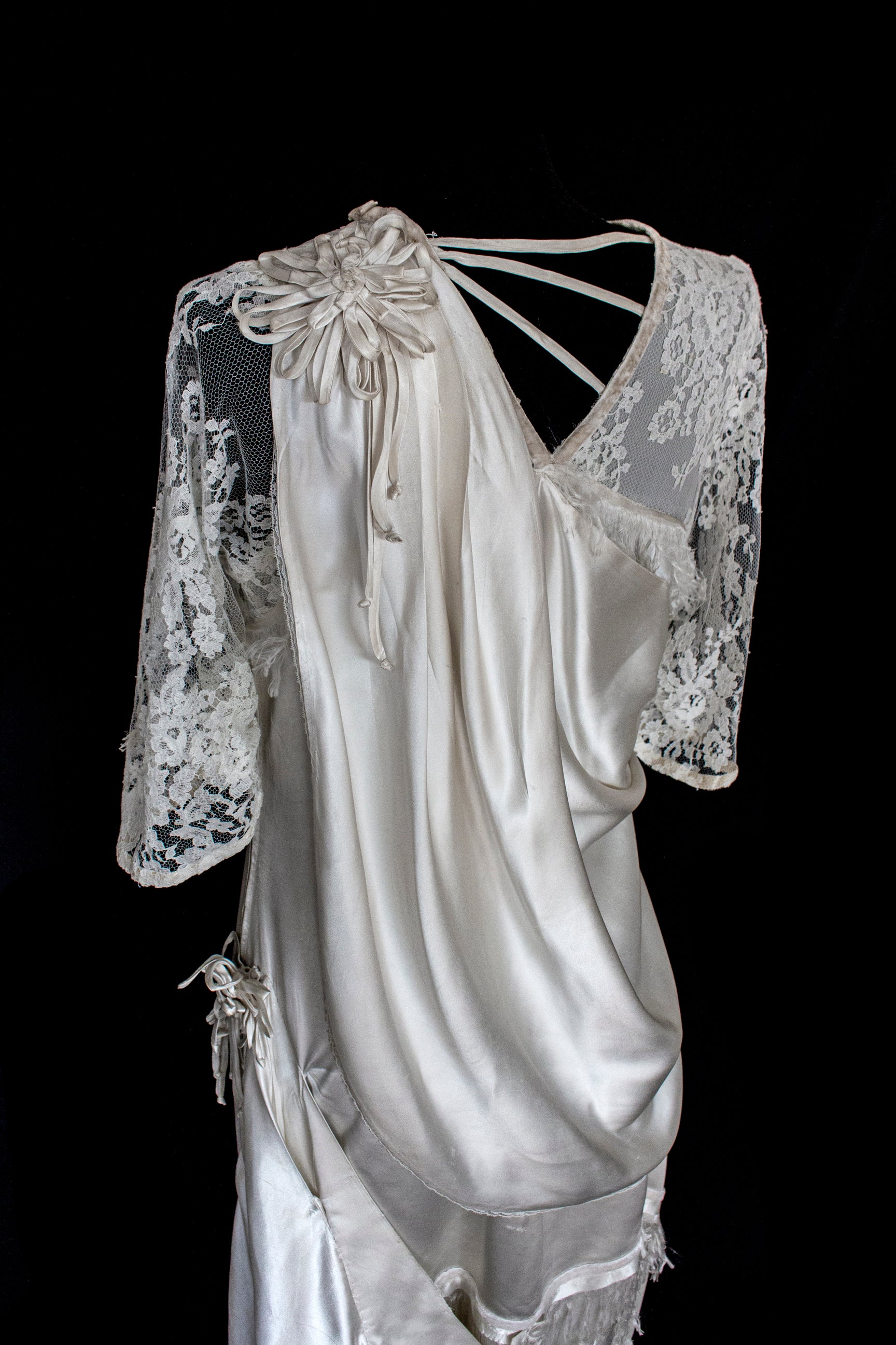 263 - MUSEUM QUALITY 1920S ANTIQUE BRIDAL GOWN: RESTORED ART DECO SILK SATIN & LACE DRESS WITH FRINGES - Vague atelier