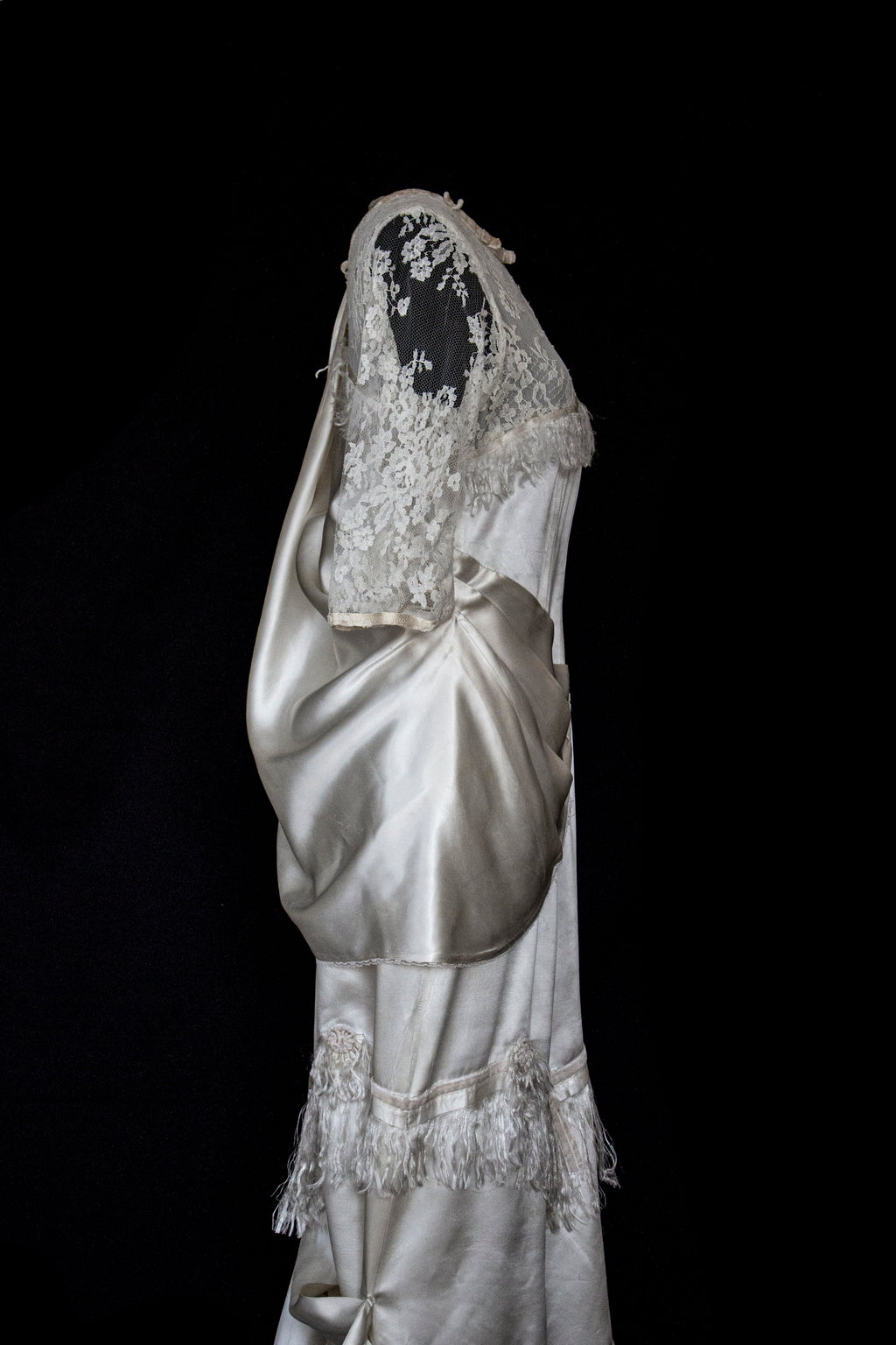 263 - MUSEUM QUALITY 1920S ANTIQUE BRIDAL GOWN: RESTORED ART DECO SILK SATIN & LACE DRESS WITH FRINGES - Vague atelier