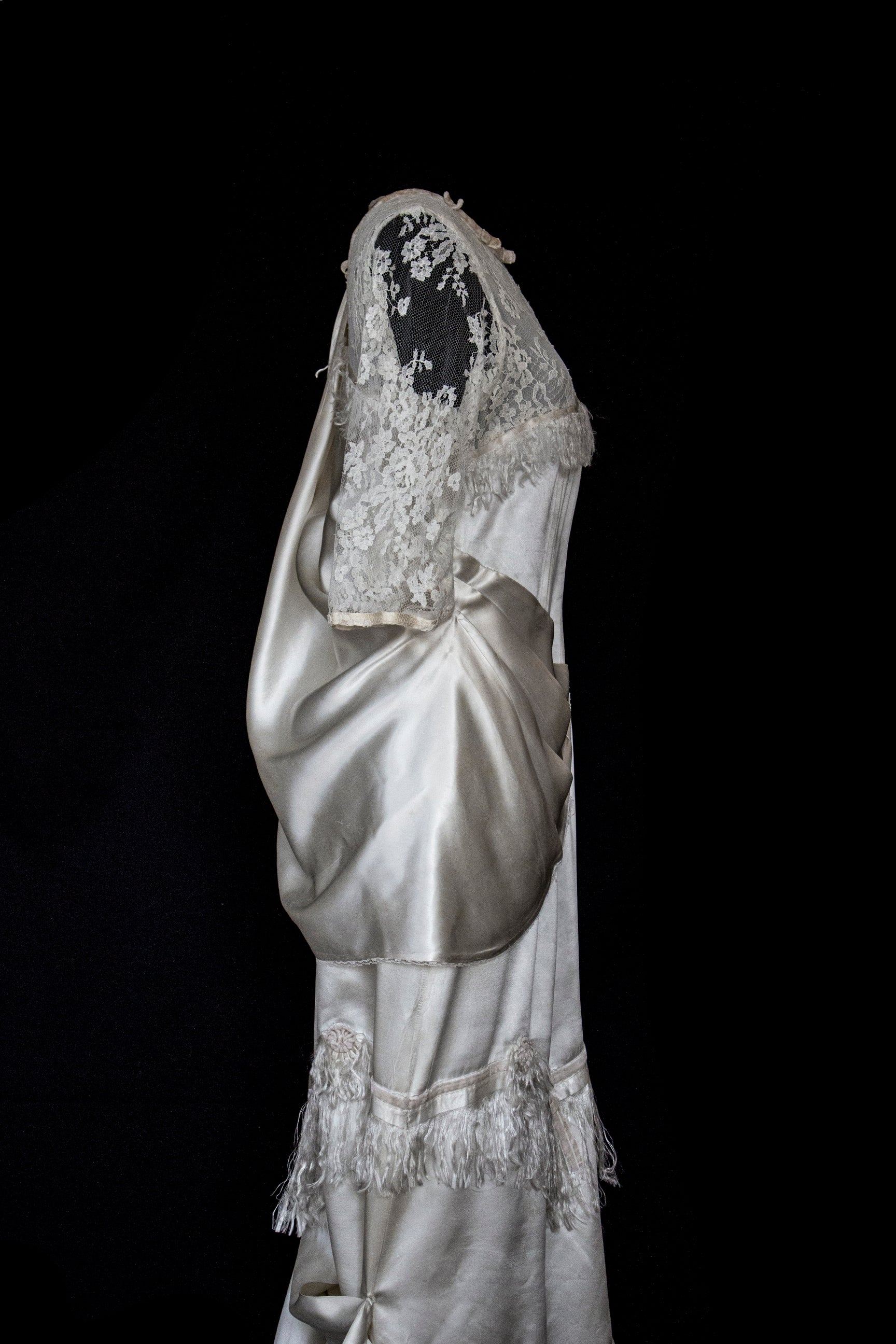 263 - MUSEUM QUALITY 1920S ANTIQUE BRIDAL GOWN: RESTORED ART DECO SILK SATIN & LACE DRESS WITH FRINGES - Vague atelier