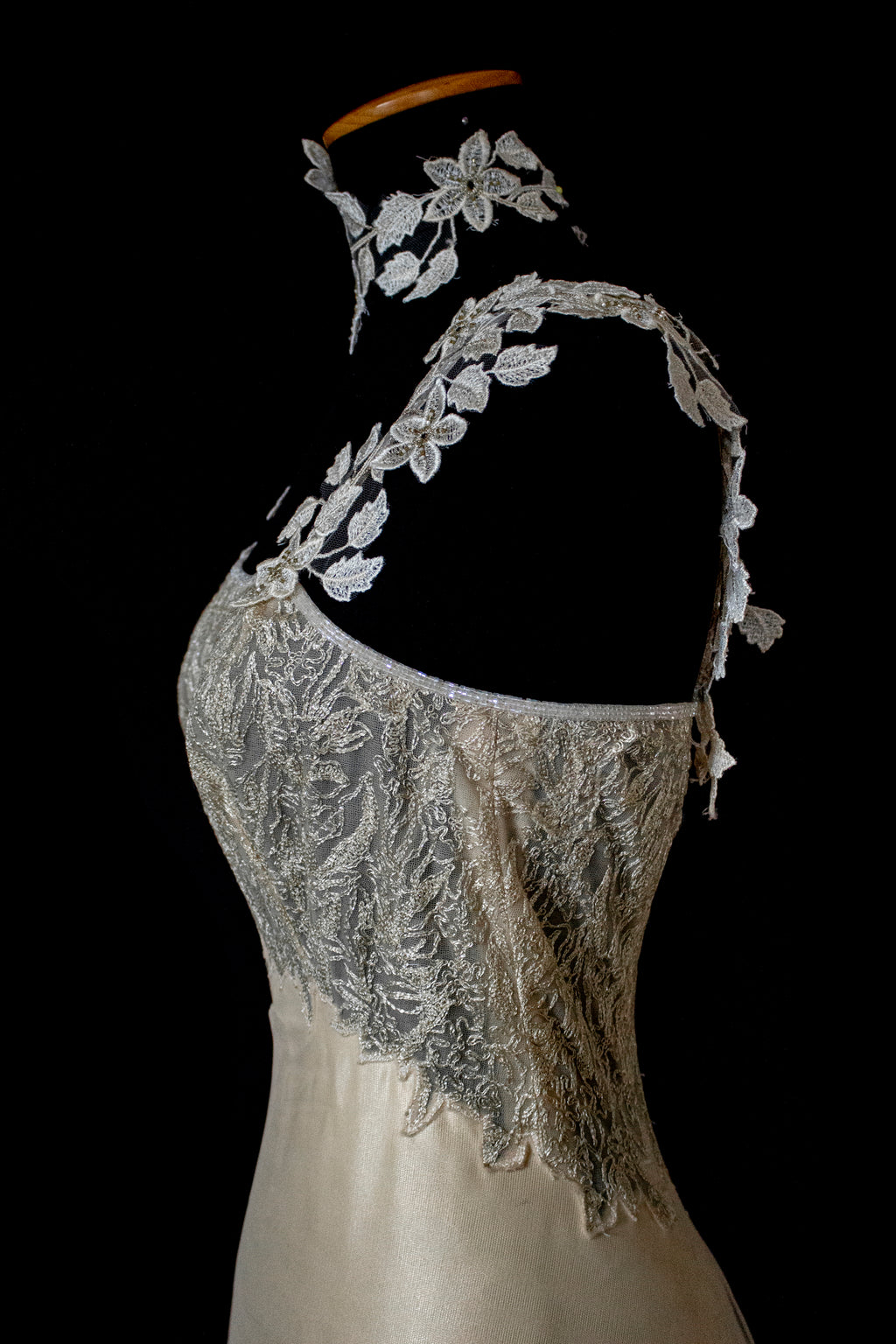 332 - GOLDEN SILK TULLE VINTAGE WEDDING DRESS: UNIQUE A-LINE SLIP GOWN WITH FLORAL DETAILS & TRAIN - Vague atelier