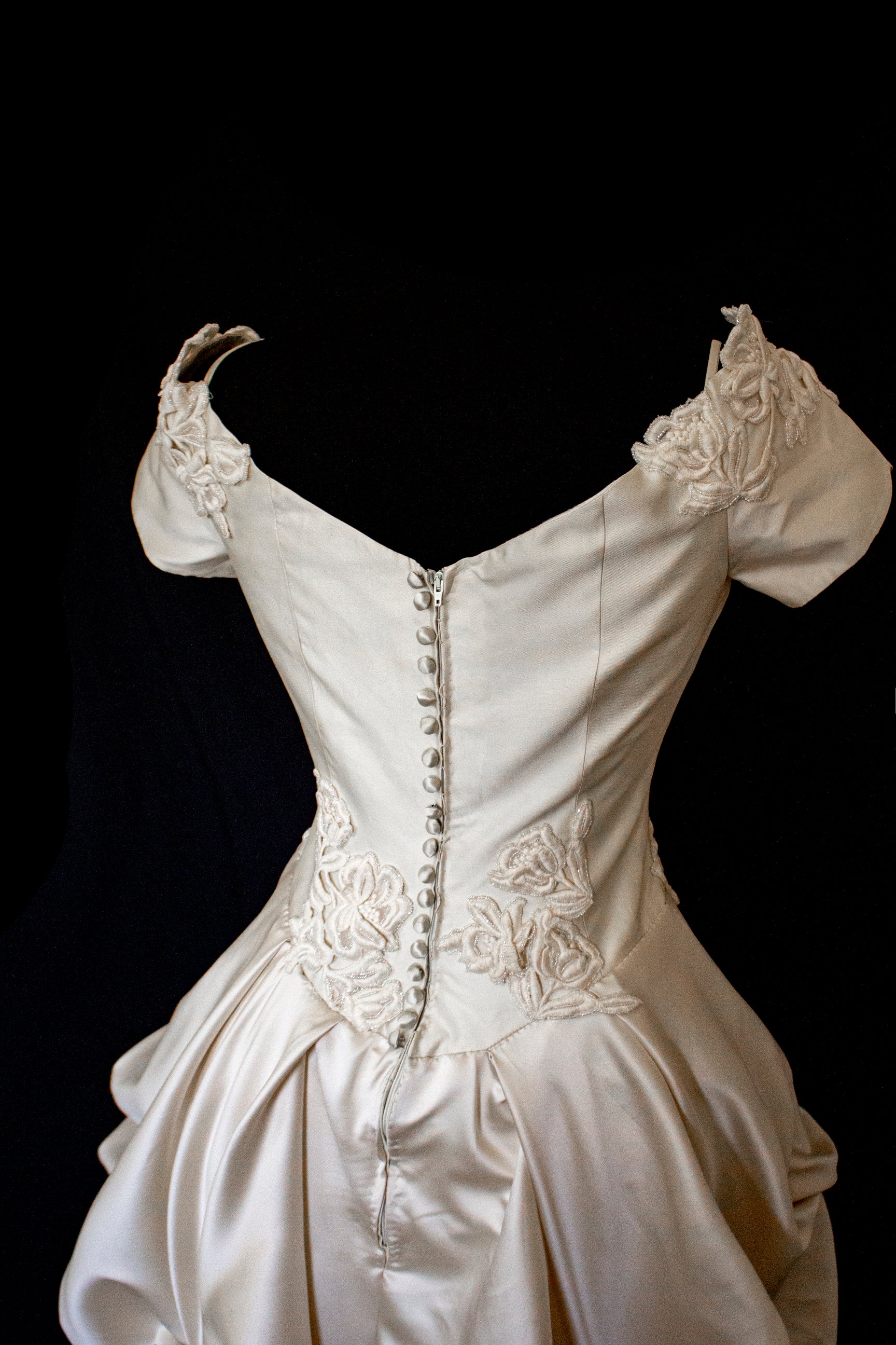 355 - VINTAGE 90s SILK COLUMN WEDDING DRESS: CREAM GOWN WITH GOLD SATIN DRAPED TRAIN & EMBROIDERED ROSES - Vague atelier
