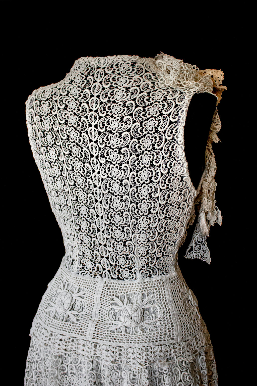 351 - ORIGINAL 1950S VINTAGE MACRAME LACE WEDDING DRESS: ECRU TEA LENGTH GOWN WITH CROCHET FLORAL INLAYS, BOHO CHIC RUSTIC BRIDAL STYLE - Vague atelier