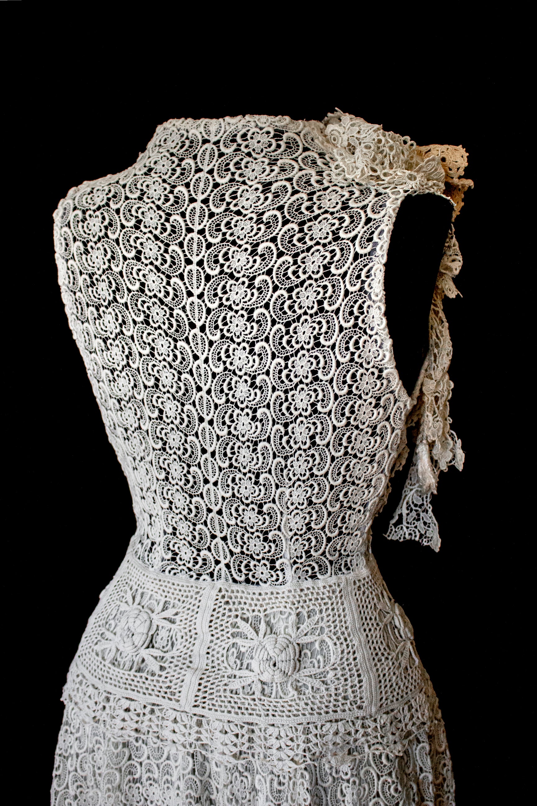 351 - ORIGINAL 1950S VINTAGE MACRAME LACE WEDDING DRESS: ECRU TEA LENGTH GOWN WITH CROCHET FLORAL INLAYS, BOHO CHIC RUSTIC BRIDAL STYLE - Vague atelier