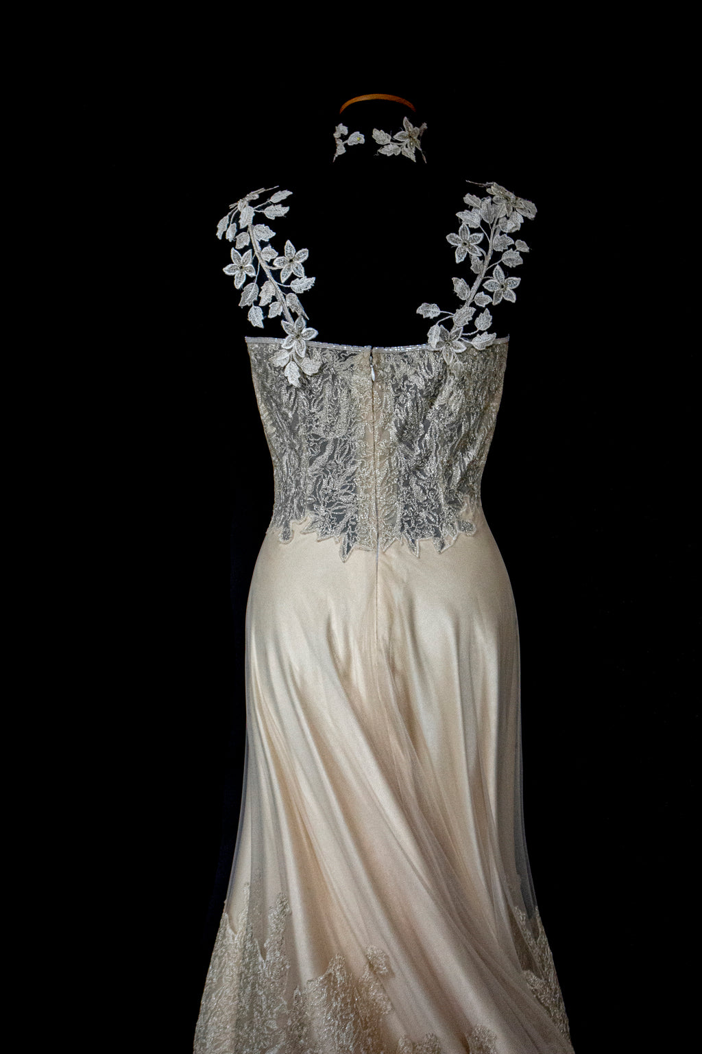 332 - GOLDEN SILK TULLE VINTAGE WEDDING DRESS: UNIQUE A-LINE SLIP GOWN WITH FLORAL DETAILS & TRAIN - Vague atelier