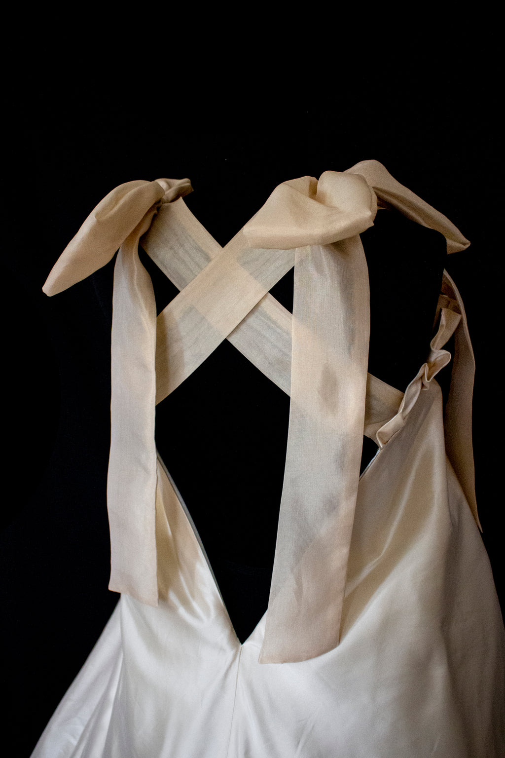 354 - UNIQUE SILK TAFFETA TRAPEZE WEDDING DRESS: CREAM & CARAMEL GOWN WITH MAXI ORGANZA BOWS, OPEN BACK & RUFFLES - Vague atelier