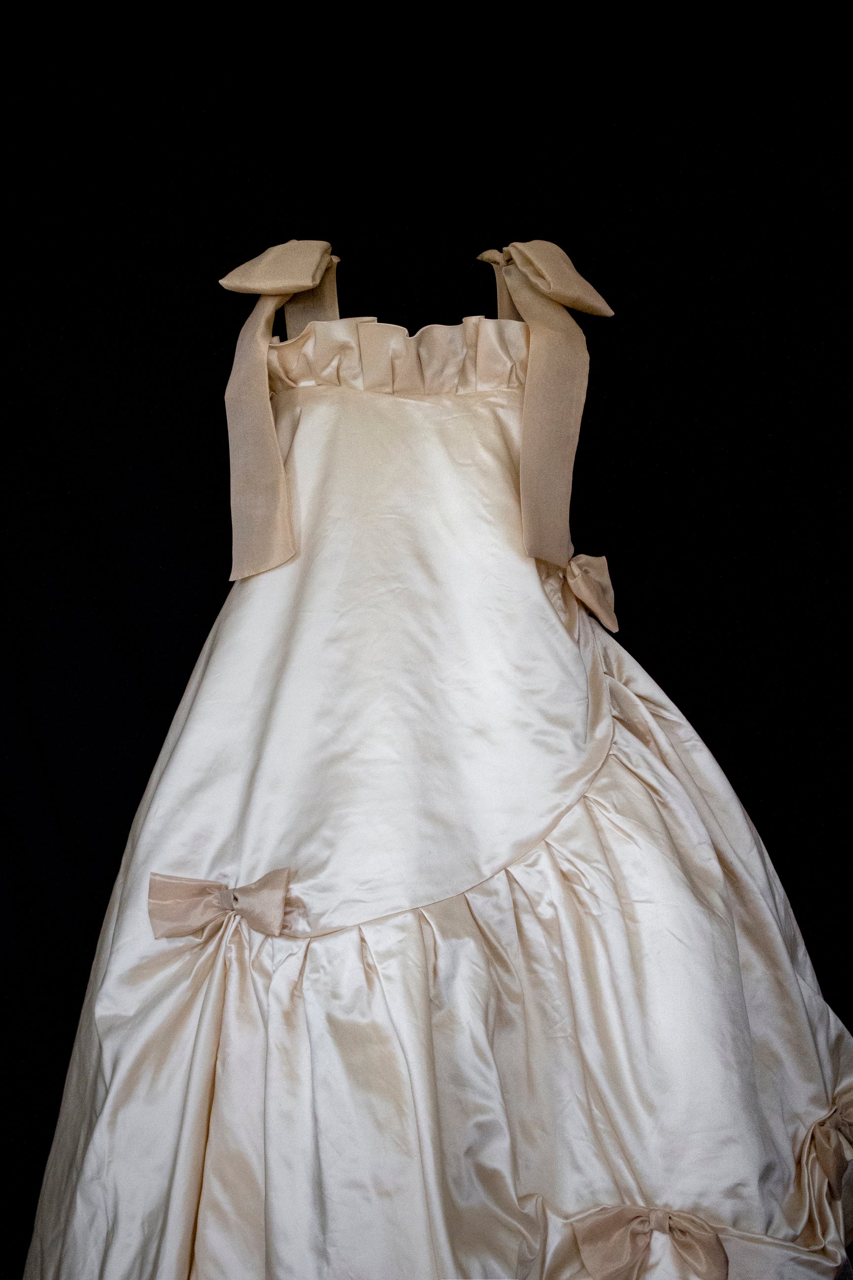 354 - UNIQUE SILK TAFFETA TRAPEZE WEDDING DRESS: CREAM & CARAMEL GOWN WITH MAXI ORGANZA BOWS, OPEN BACK & RUFFLES - Vague atelier
