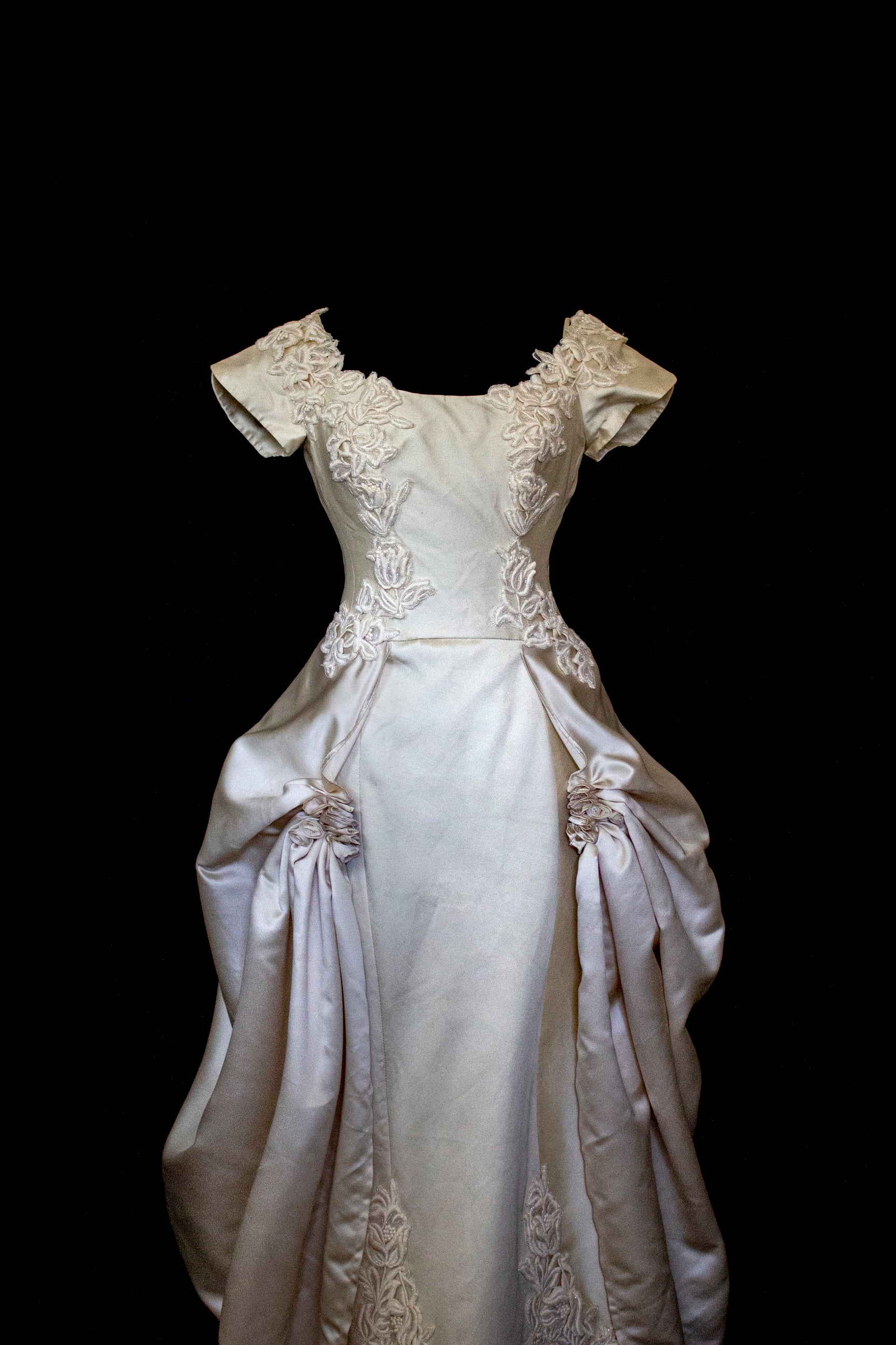 355 - VINTAGE 90s SILK COLUMN WEDDING DRESS: CREAM GOWN WITH GOLD SATIN DRAPED TRAIN & EMBROIDERED ROSES - Vague atelier
