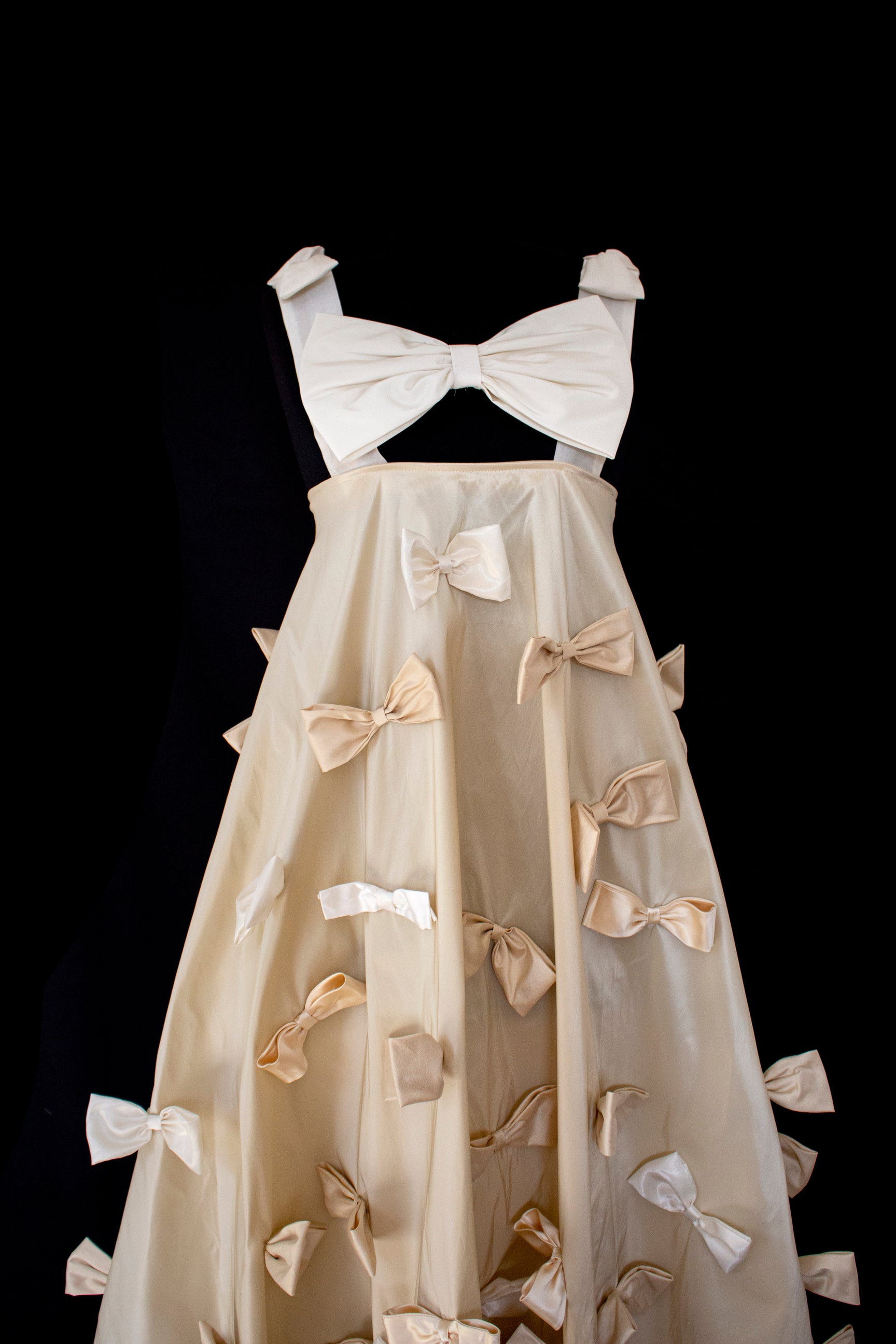 339 - ECRU BEIGE SILK TAFFETA UPCYCLED WEDDING DRESS: UNIQUE VINTAGE TRAPEZE GOWN WITH ALL-OVER CREAM BOW DÉCOR