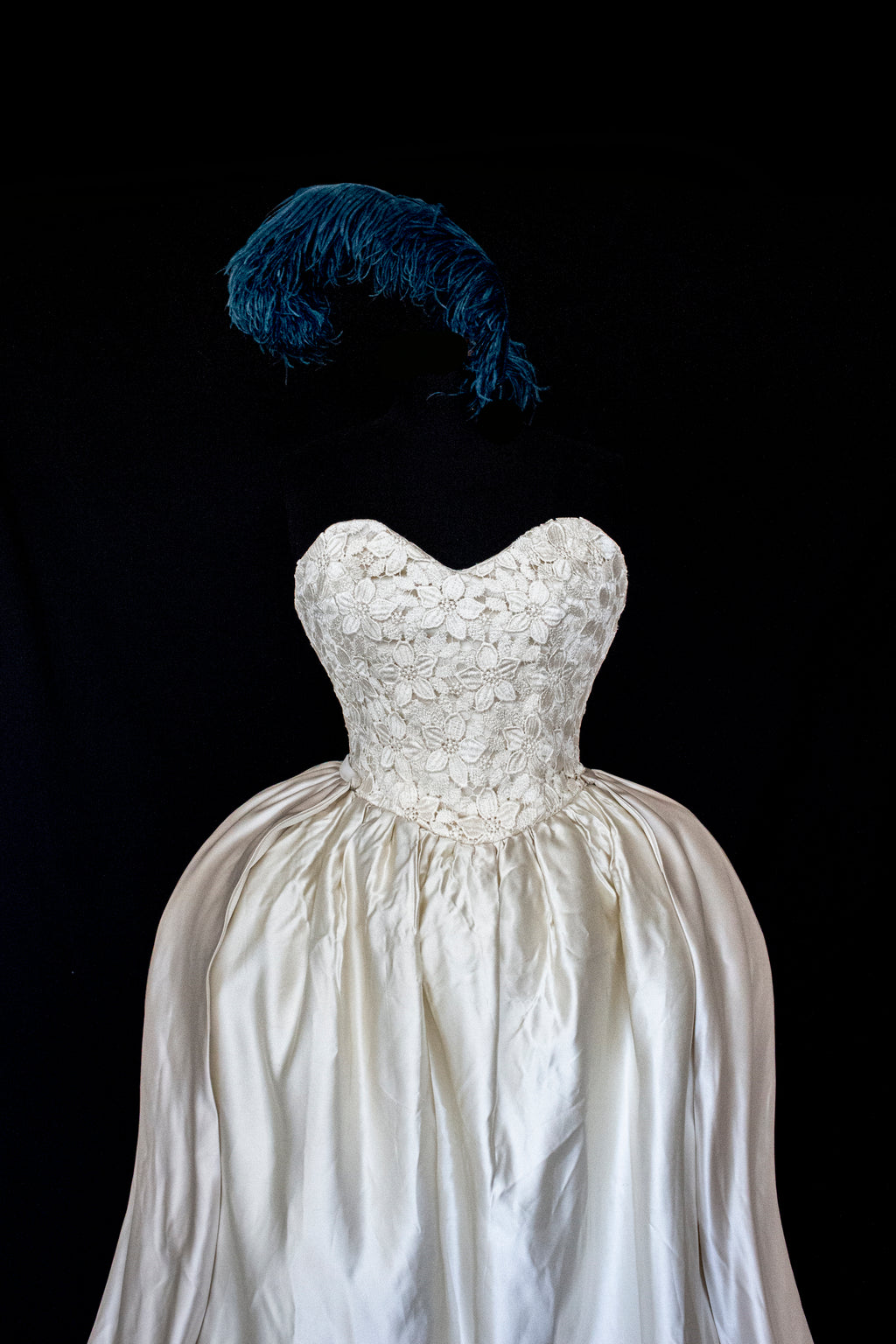 321 - CARRIE BRADSHAW STYLE VINTAGE BRIDAL GOWN: VOLUMINOUS SILK SATIN &  BLUE FEATHER DETAIL