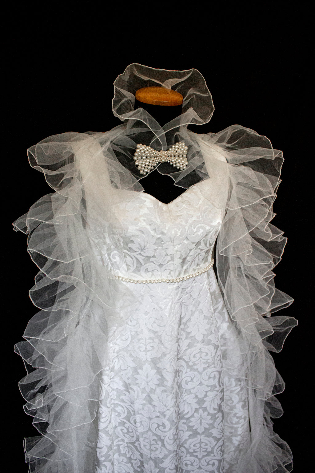 299 - AUTHENTIC 1960S VINTAGE DAMASK BRIDAL DRESS: BON TON ANKLE-LENGTH SHEATH WITH RUFFLED TULLE CAPE - Vague atelier